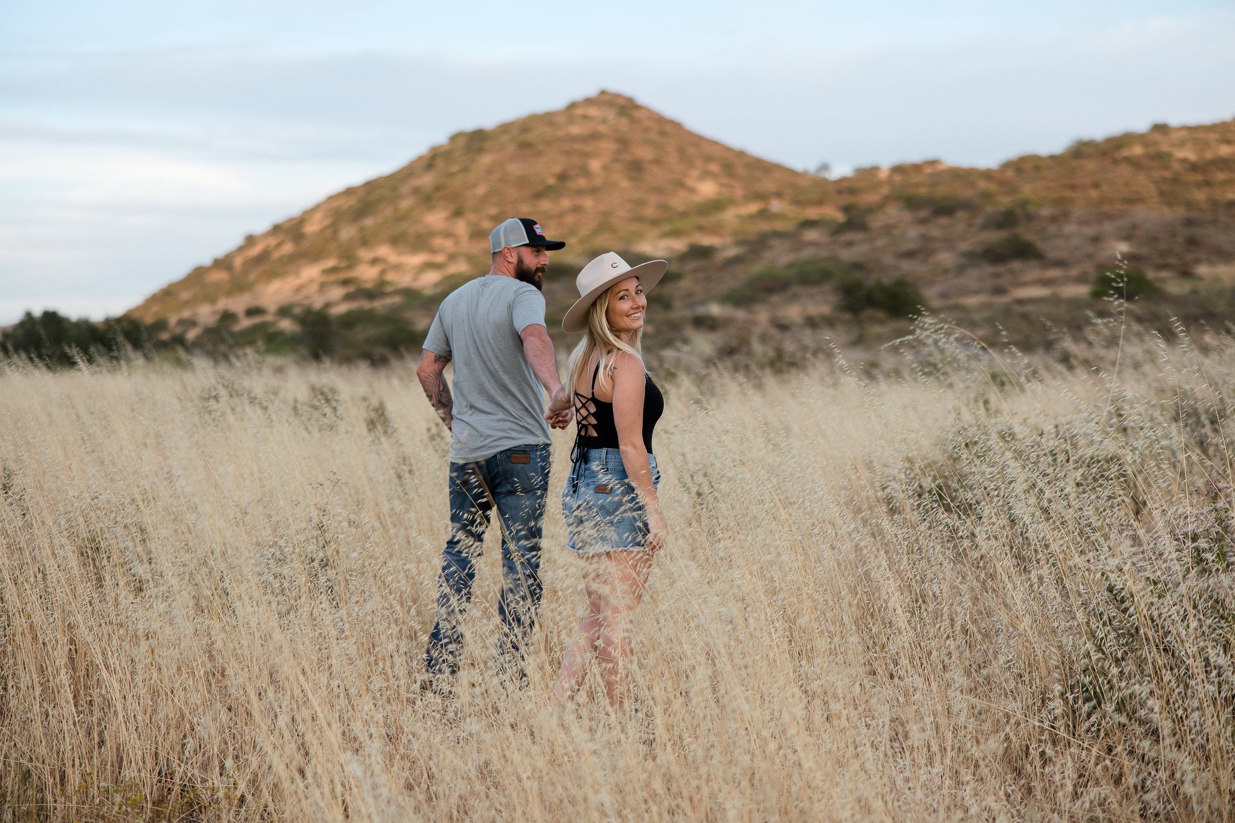 couple-mountain-field-grass.jpg