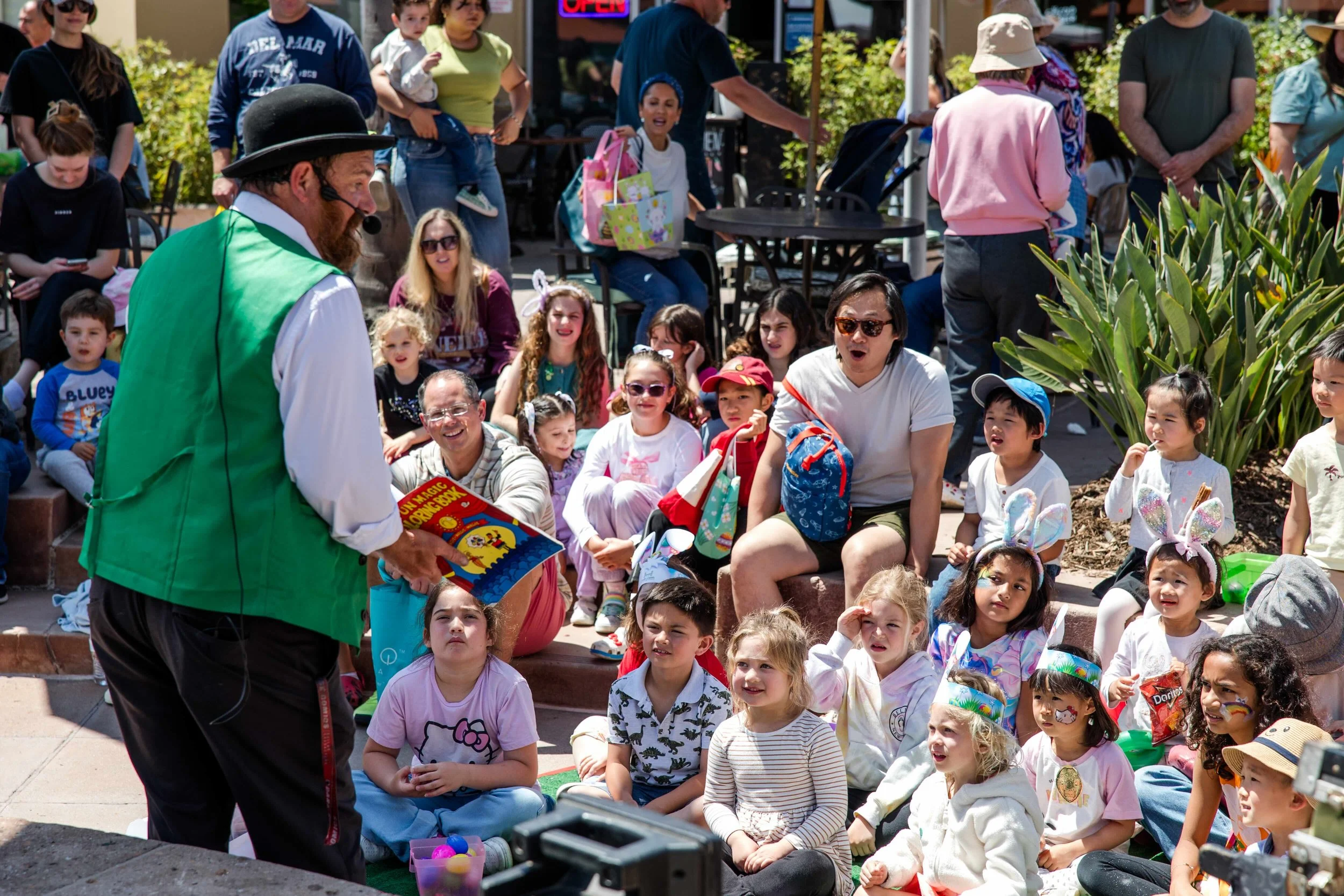 magician crowd piazza carmel