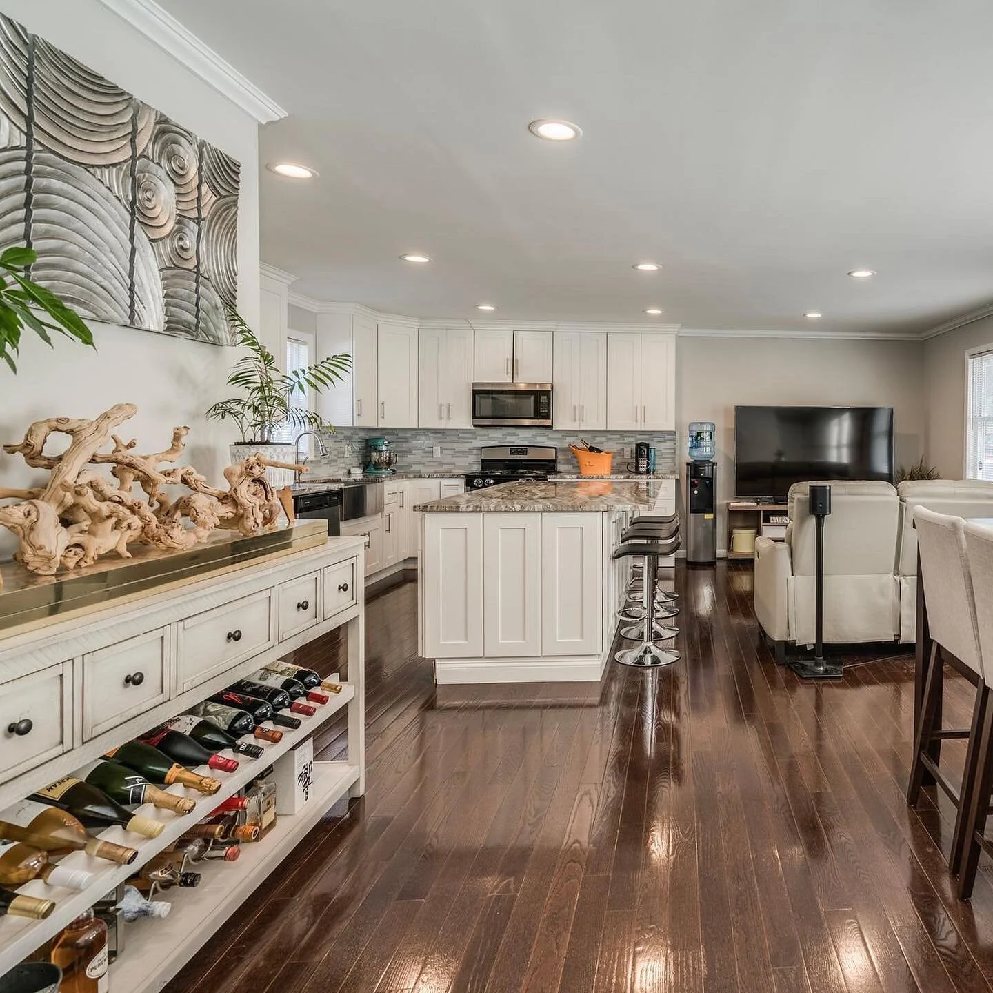 NewToTheMarket | Huntington
.
.

Beautiful and recently renovated home! Large scale open concept w/ glossy and meticulously maintained wood-floors. Gourmet designer quality kitchen with stone counter tops &amp; center island, tiled backsplash and sta