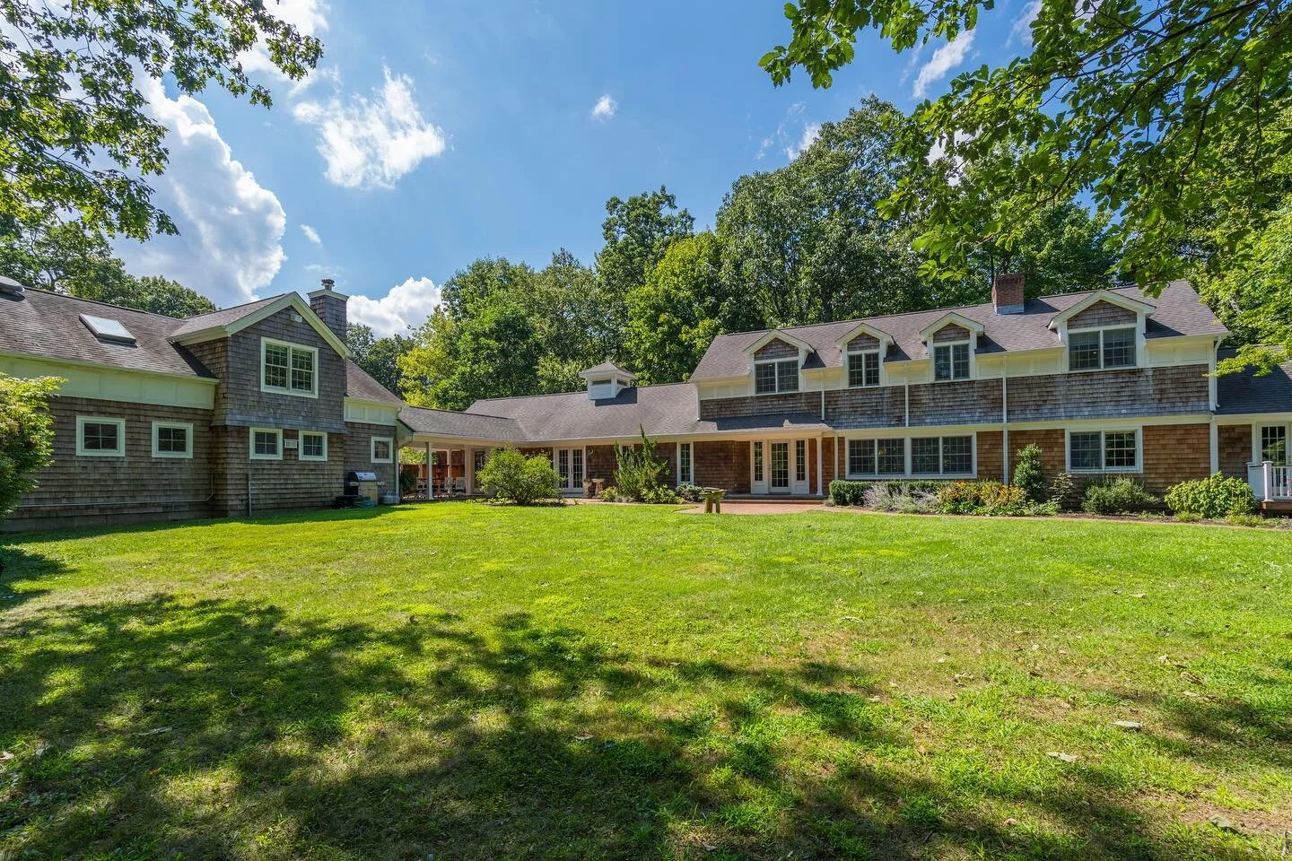 JUST LISTED |  Lloyd Harbor
| $15,000 / Monthly Rental | 
| $2.99M For Sale |
.
.
One of a kind, sophisticated Hamptons inspired farmhouse. Completely renovated w/ top of the line details and finishes. The home features a grand layout w/ a transition
