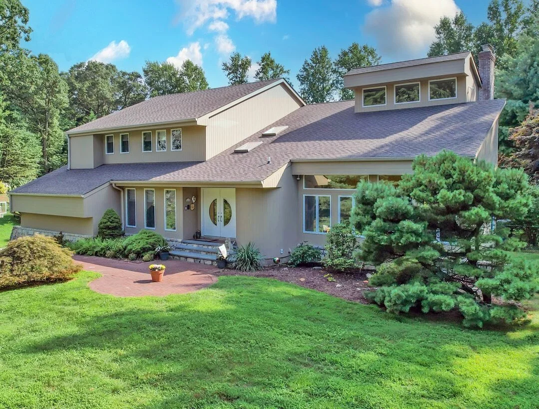 In Contract | Oyster Bay
.
.

31 Sherwood Gate is officially in contract with a last asking of $1,849,000. .
.
.
Congratulations to my buyer clients and everyone involved.
Thank you to the listing agent Amy Tansil for helping to get this deal in cont