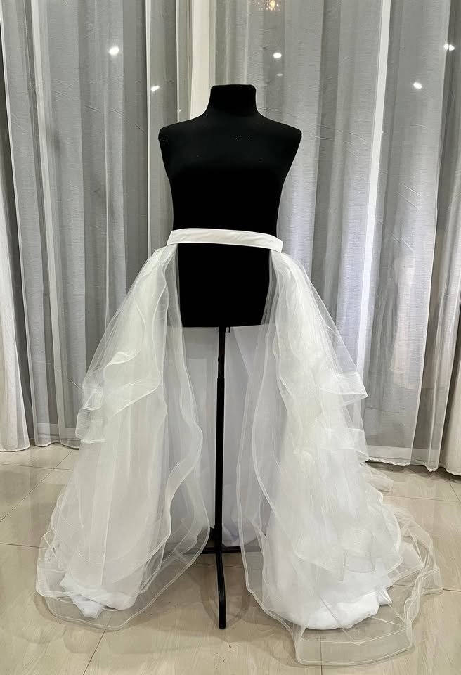 custom-wedding-overskirt-australia-detachable-tiered-ruffle-tulle-train-matching-veil (25).jpg