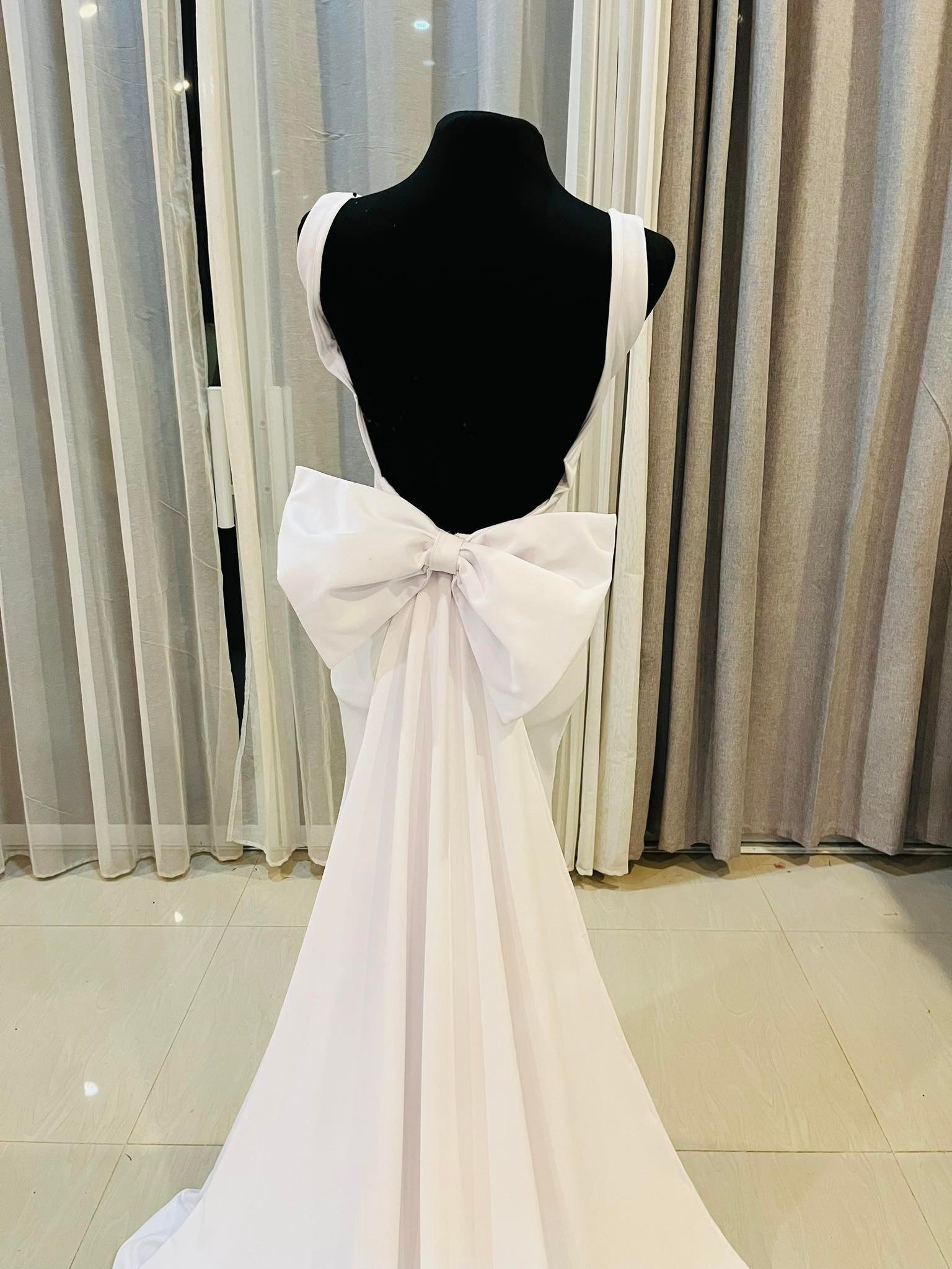 custom-wedding-dress-australia-minimalist-crepe-bow-mermaid (8).jpg