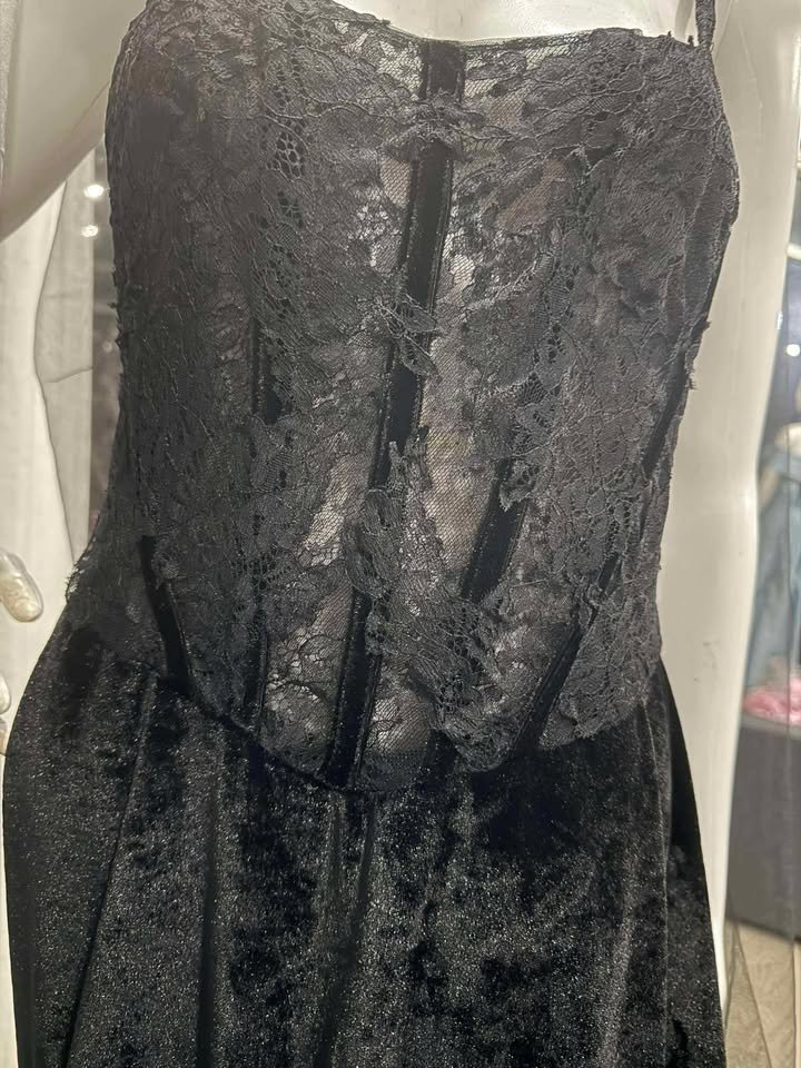 Black Velvet Wedding Gown (9).jpg