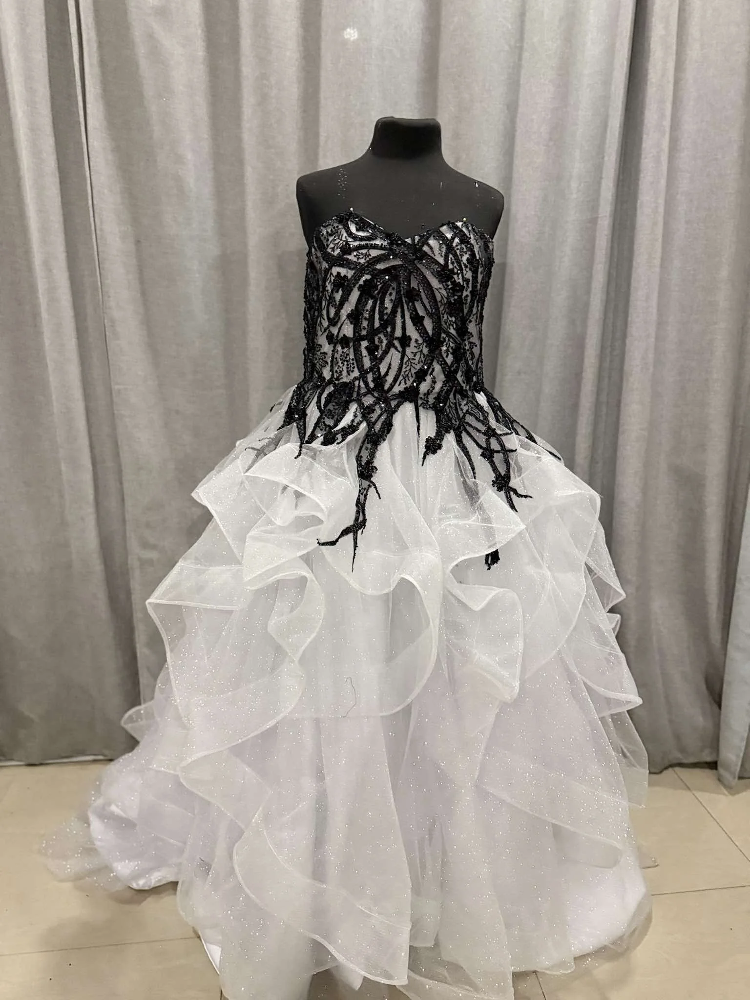 Black and White Wedding Dress (4).jpg