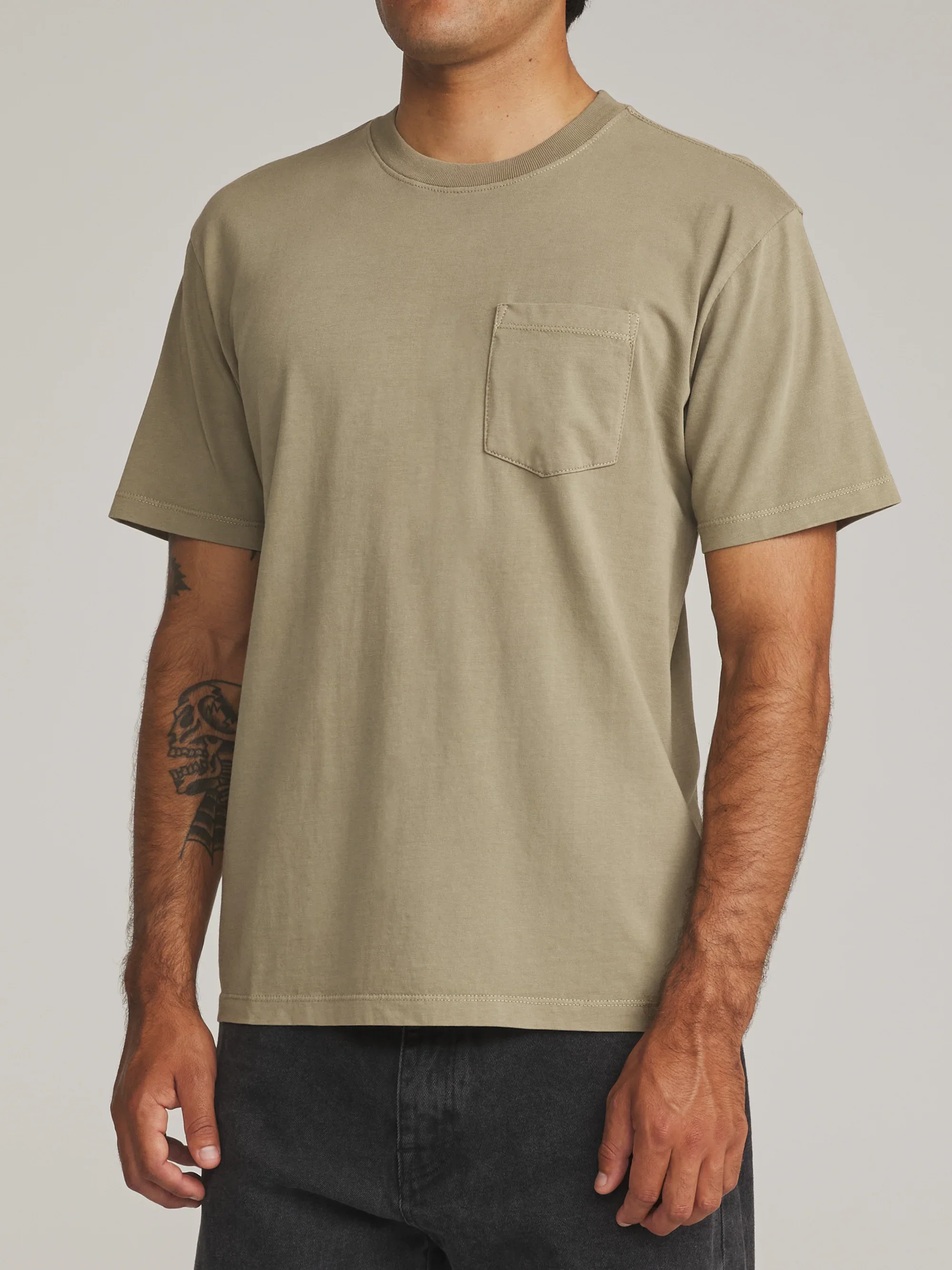 katin-fa26-basic-knits-base-tee-olive-vintage-wash-on-model-02-side.jpg.webp
