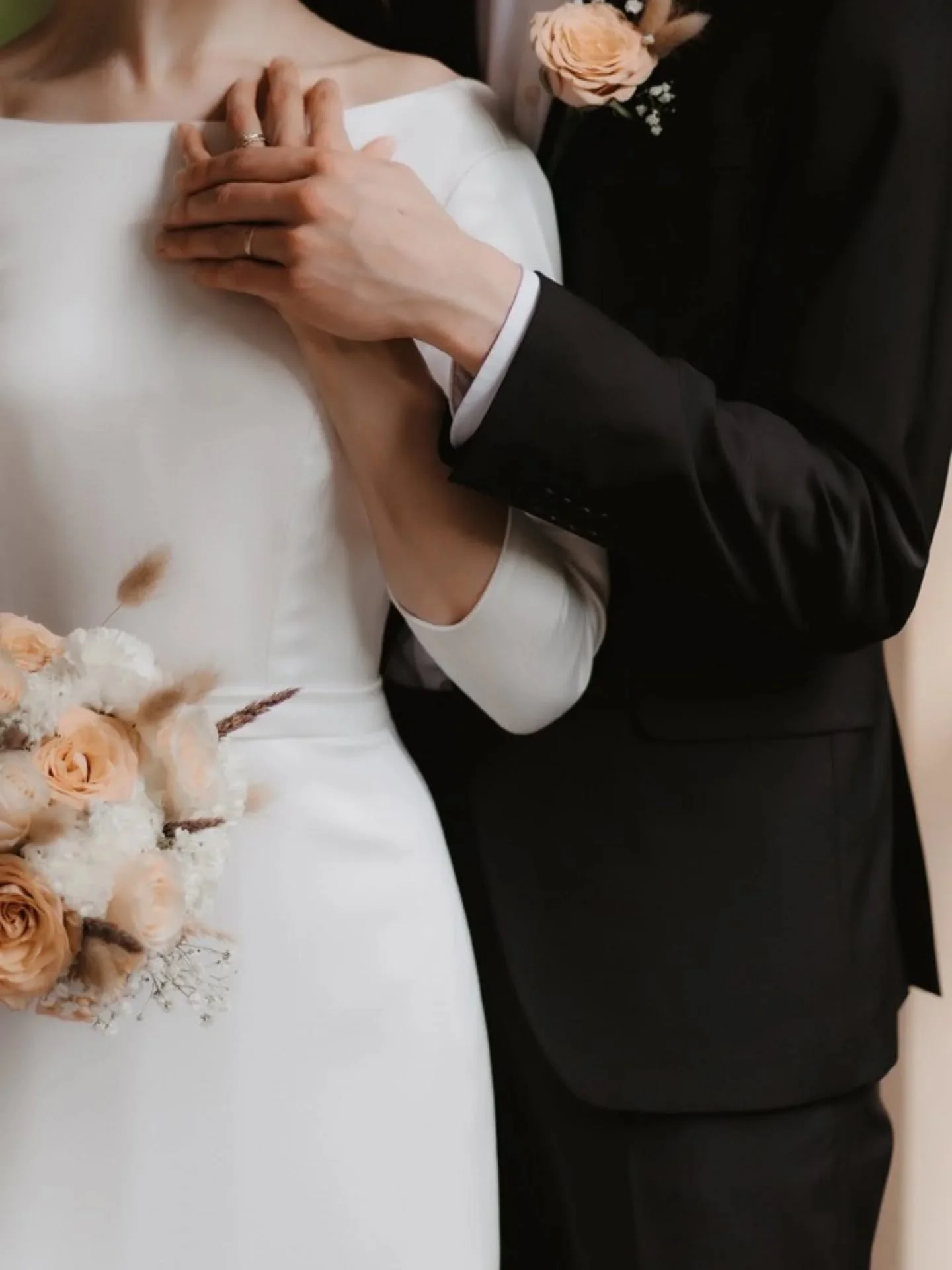 Jos viel&auml; on varaamatta h&auml;&auml;kuvaus ensi kes&auml;lle, nyt on korkea aika tehd&auml; se!

Olen erikoistunut h&auml;&auml;potrettien sek&auml; vihkiseremonia + potretit kuvaamiseen, pidempi&auml; h&auml;&auml;p&auml;ivi&auml; kuvaan valik