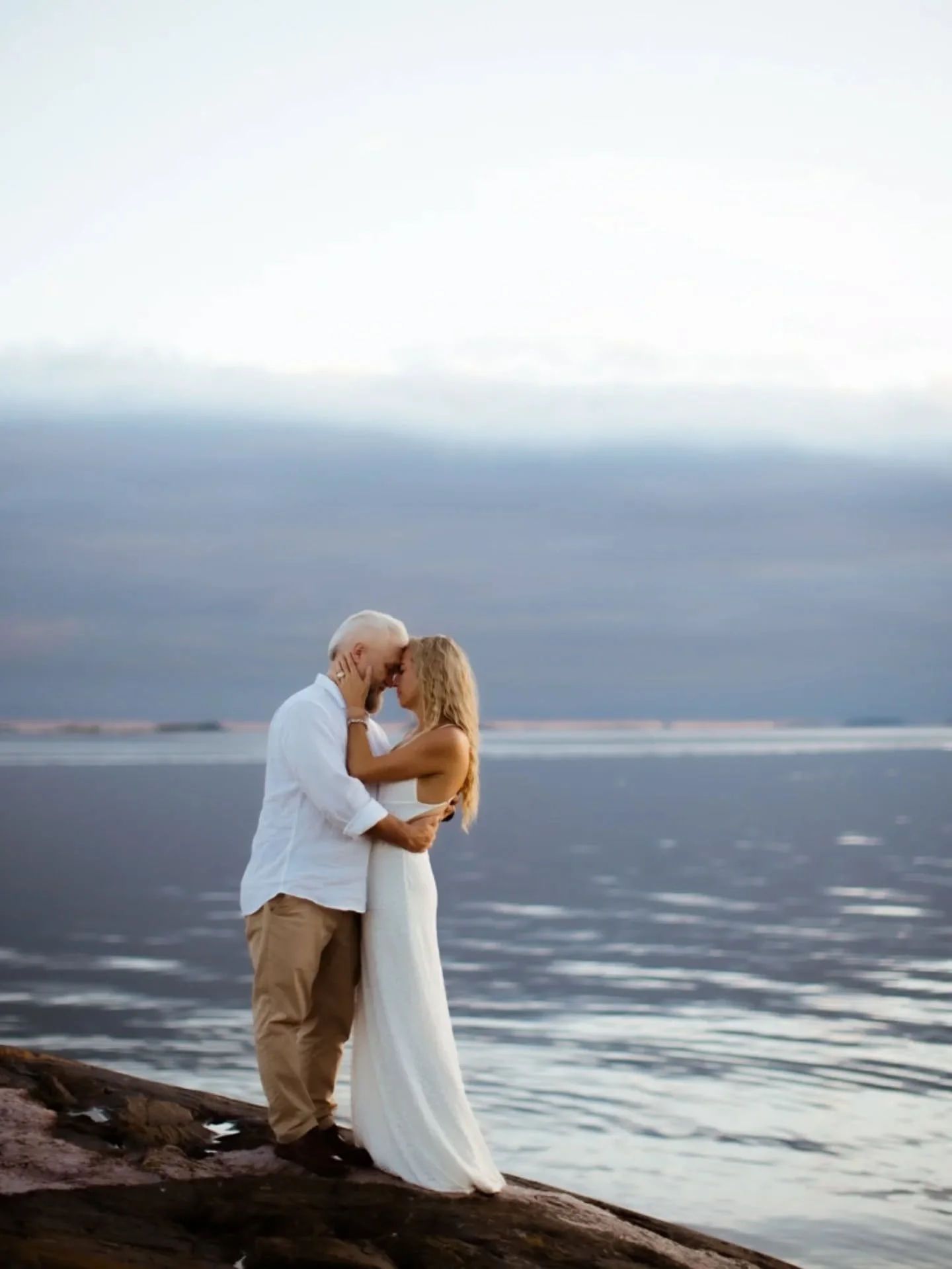 Pieni kurkistus kes&auml;iltoihin.. 

#pariskuntakuvaus #parikuvaushelsinki #valokuvaajahelsinki #pariskuntakuvausmilj&ouml;&ouml;ss&auml; #suomenlinna