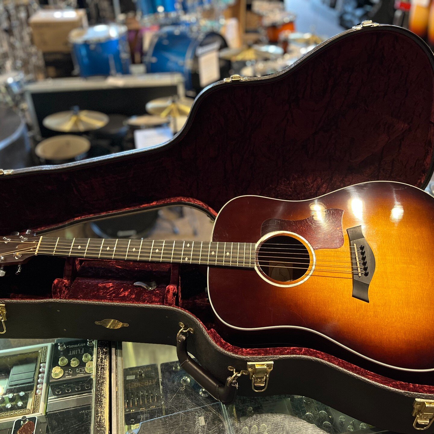 Taylor 210e-SB DLX 
Taylor Hard Case
 
SolidSitka Spruce top Rosewood Back &amp; Sides
 $900