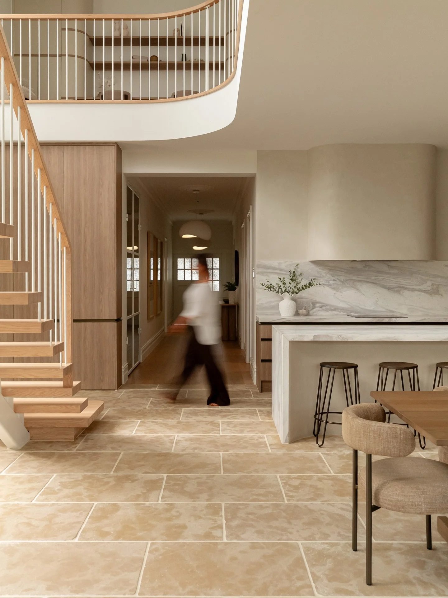 Solana ~ a stunning creation in Tusmore full of warm tones and architectural details 

@presentingbeautifulhomes 
@williamsluxuryproperty 
@jonathonkiritsis
@dandrea_architects 
@ahomedevelopment