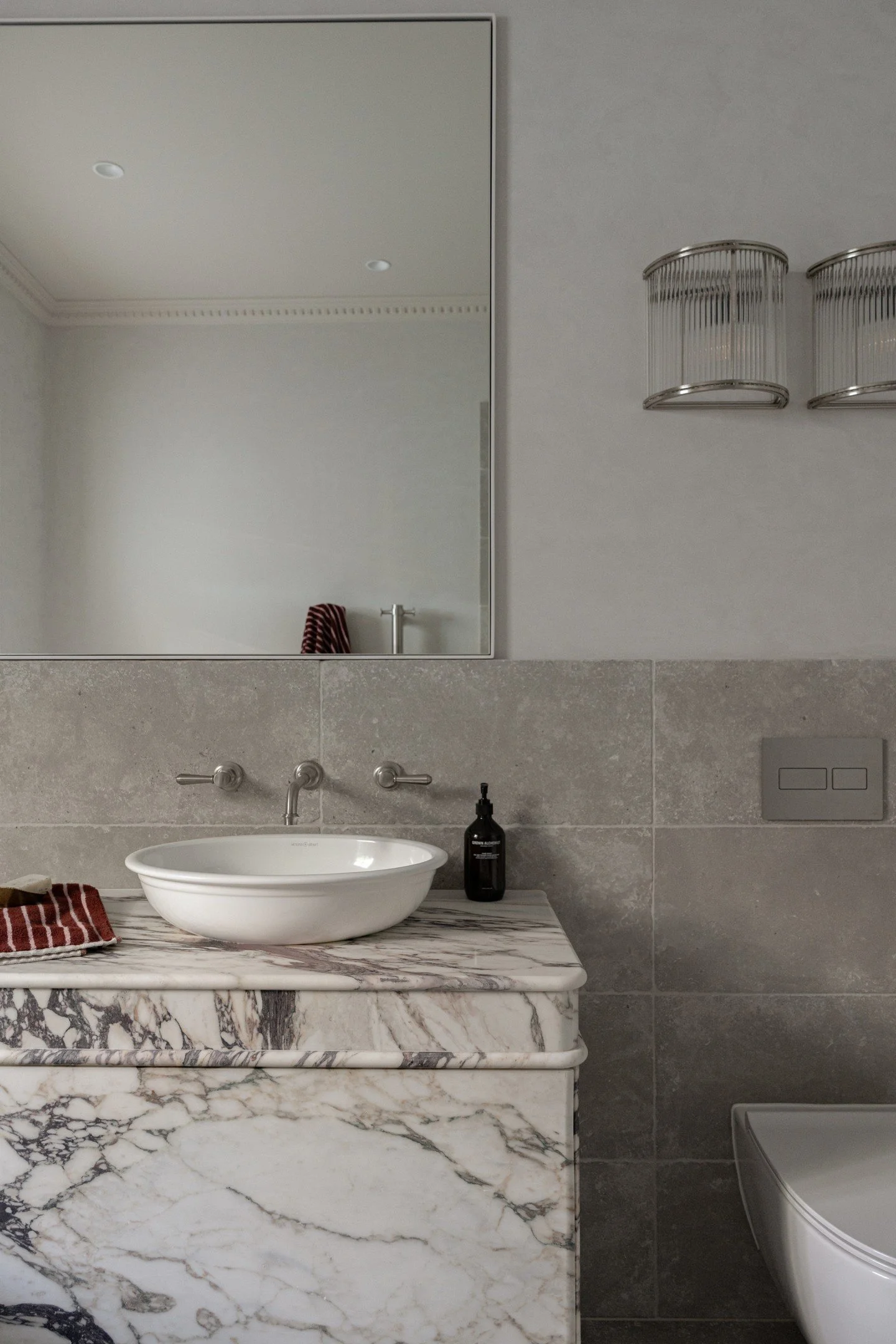 Dreaming over this stunner by @alchemists_id

Shot by @_arne_studio
Architect @hurren_architects
Interior design @alchemists_id
Stone @formastoneau @cdkstone
Builder @bld7projects
Electrical @alignedelectricalanddesign