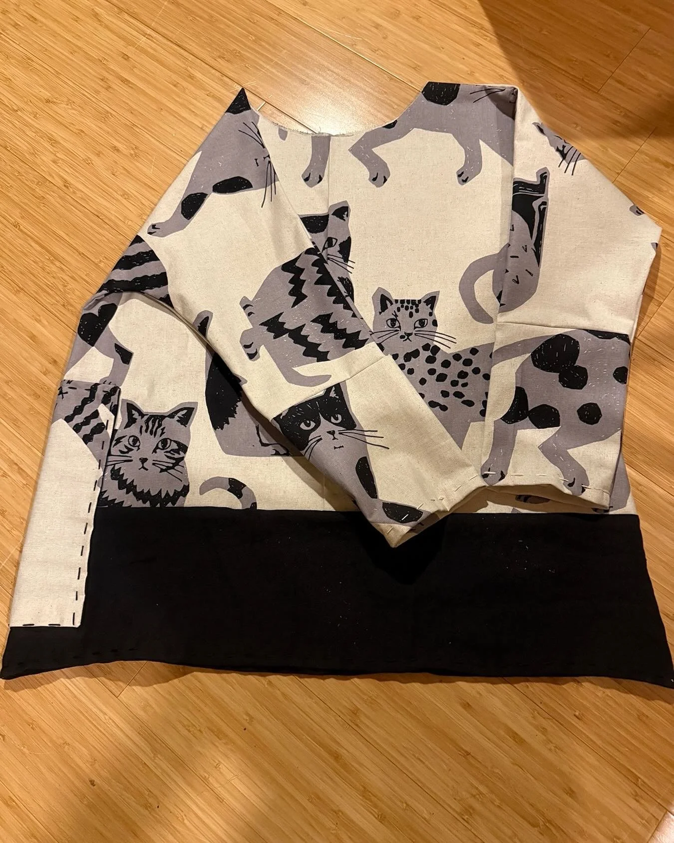 MEOW!
@echino_textile @z_fabrics @chandler5696 
Cotton/Linen Long sleeve top with a pocket
New tops will be available this week @makerscollective_me
125.00