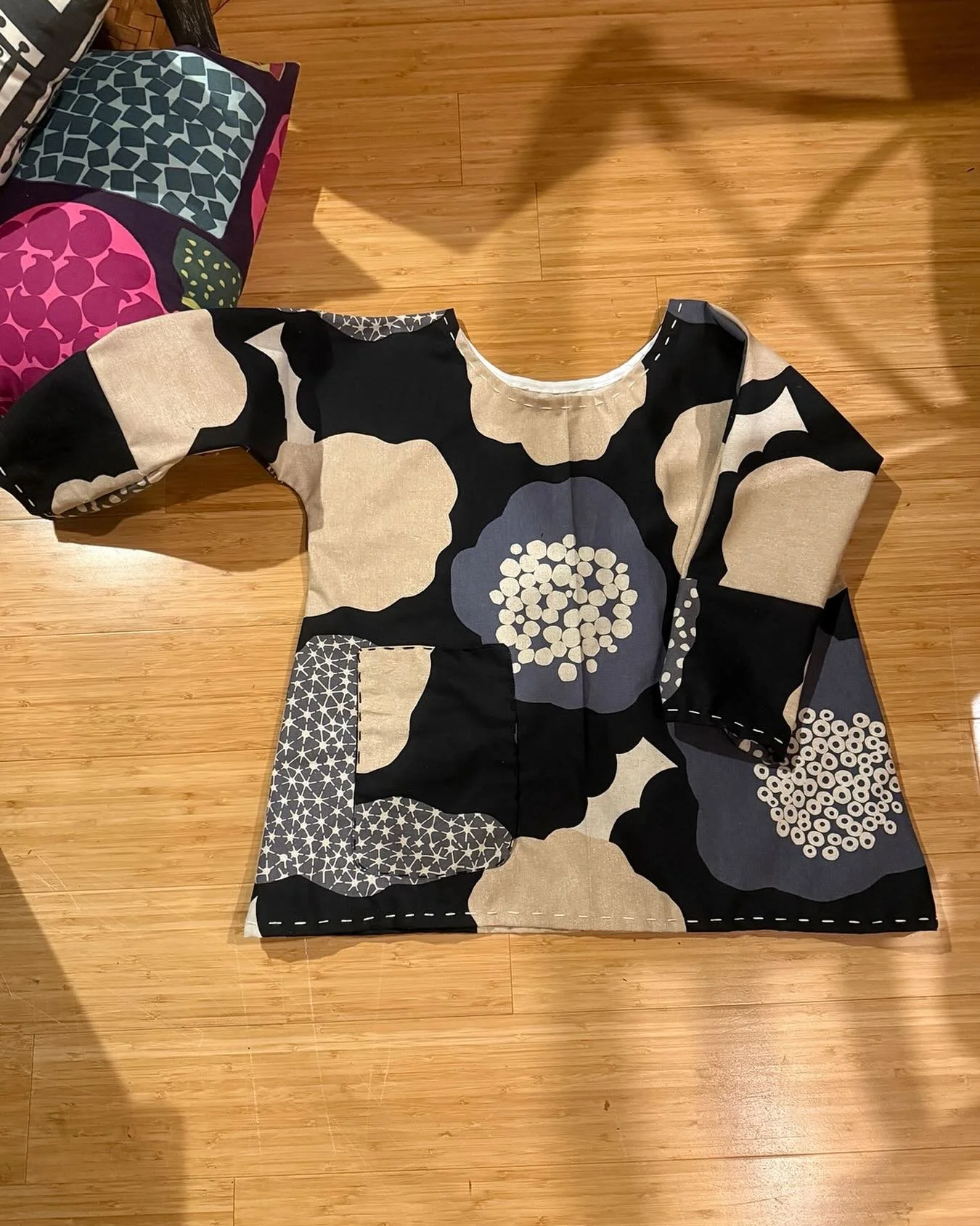 The WINSLOW top 
Long Sleeve and with a pocket!
Linen/cotton
@echino_textile @z_fabrics @chandler5696 
Available this Thursday @makerscollective_me 
125.00