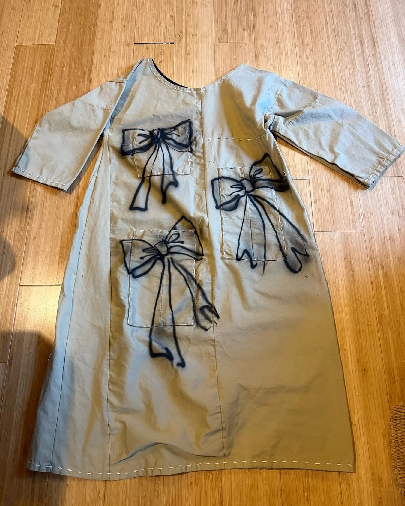 pieced Khaki cotton
3 PoCkeTs
Designed and stitched by @marigold_in_maine 
Gift wrapped with 3ribbons by @alexastark 

My three gifts 
Thank YOU @alexastark

I look forward to the next time🙏
