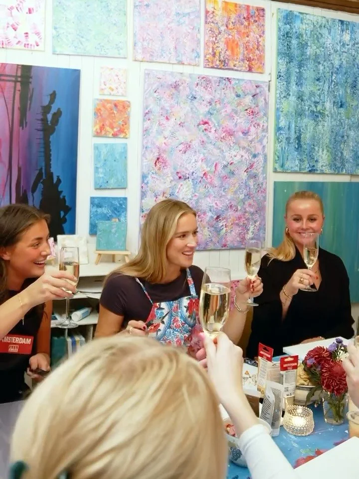 KLUDD &amp; BUBBEL &Auml;R TILLBAKA 🥂🎨

3 timmar d&auml;r du bara f&aring;r sl&auml;ppa allt och skapa, testa akrylf&auml;rg, experimentera med f&auml;rgkombinationer och h&auml;nga med andra i en kreativ milj&ouml;✨

Detta ing&aring;r:
🎨 En canva