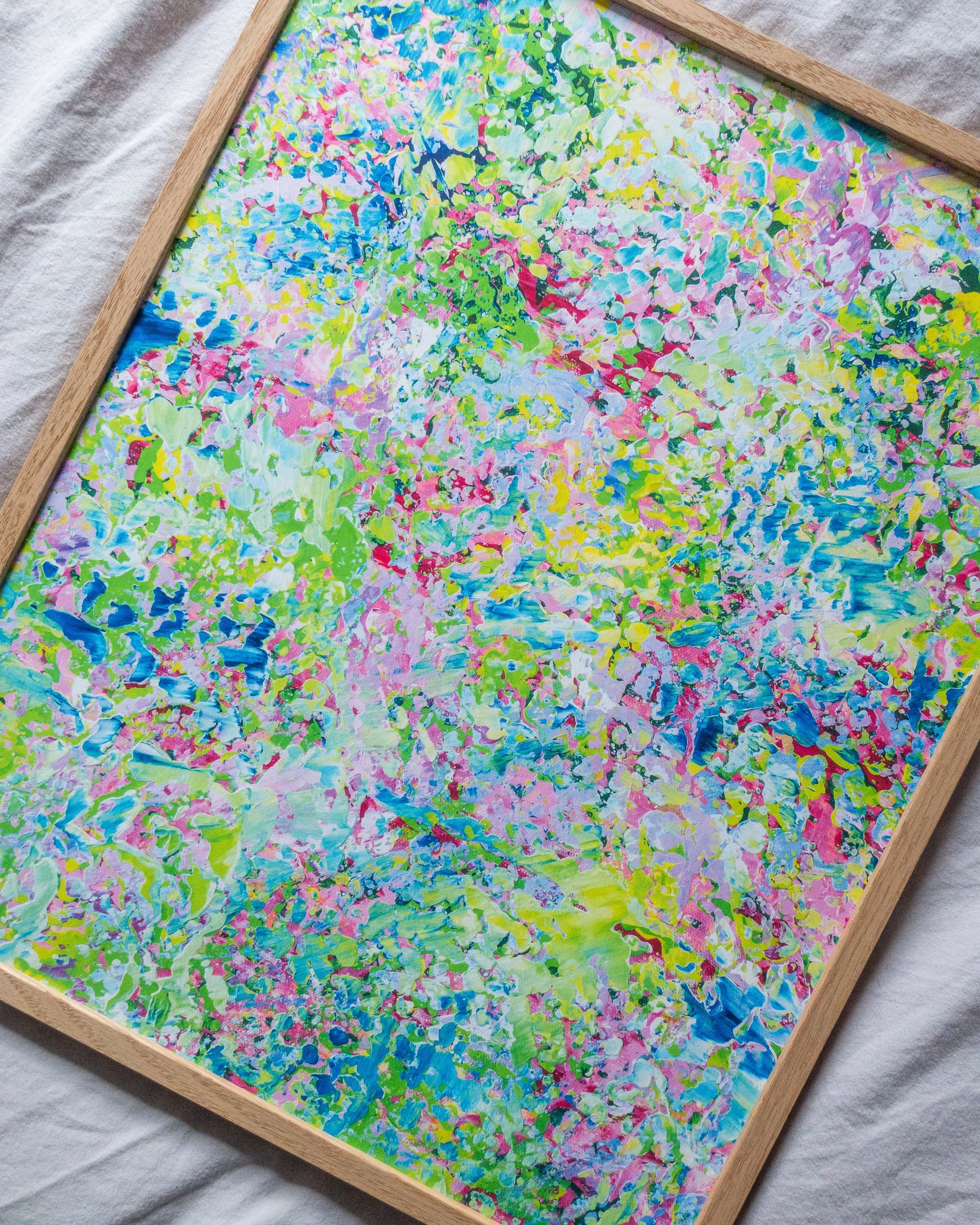 Inramad färgstark poster av Klara Collin med gröna, blå, rosa och lila detaljer. När knopparna brister poster från Klaras Kludd, inspirerad av vår och blommande färger.
