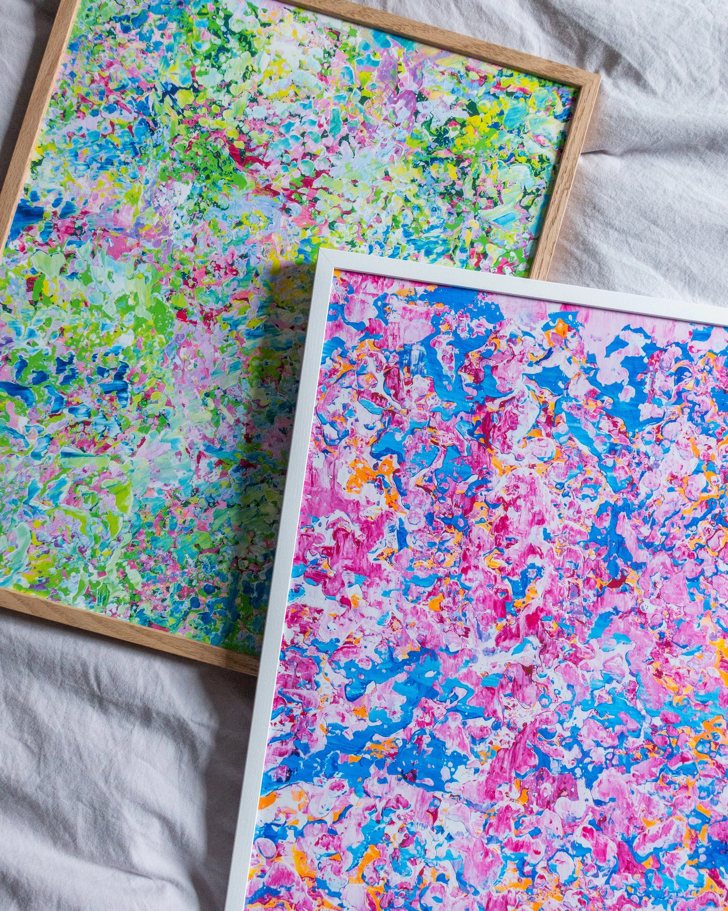 Inramad färgstark poster bredvid Isadora i närbild av Klara Collin med gröna, blå, rosa och lila detaljer. När knopparna brister poster från Klaras Kludd, inspirerad av vår och blommande färger.