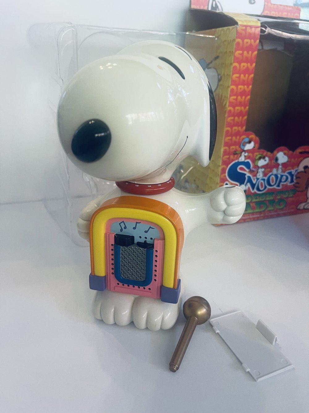 Snoopy Desktop Radio by Alpan Products — Selling Peanuts