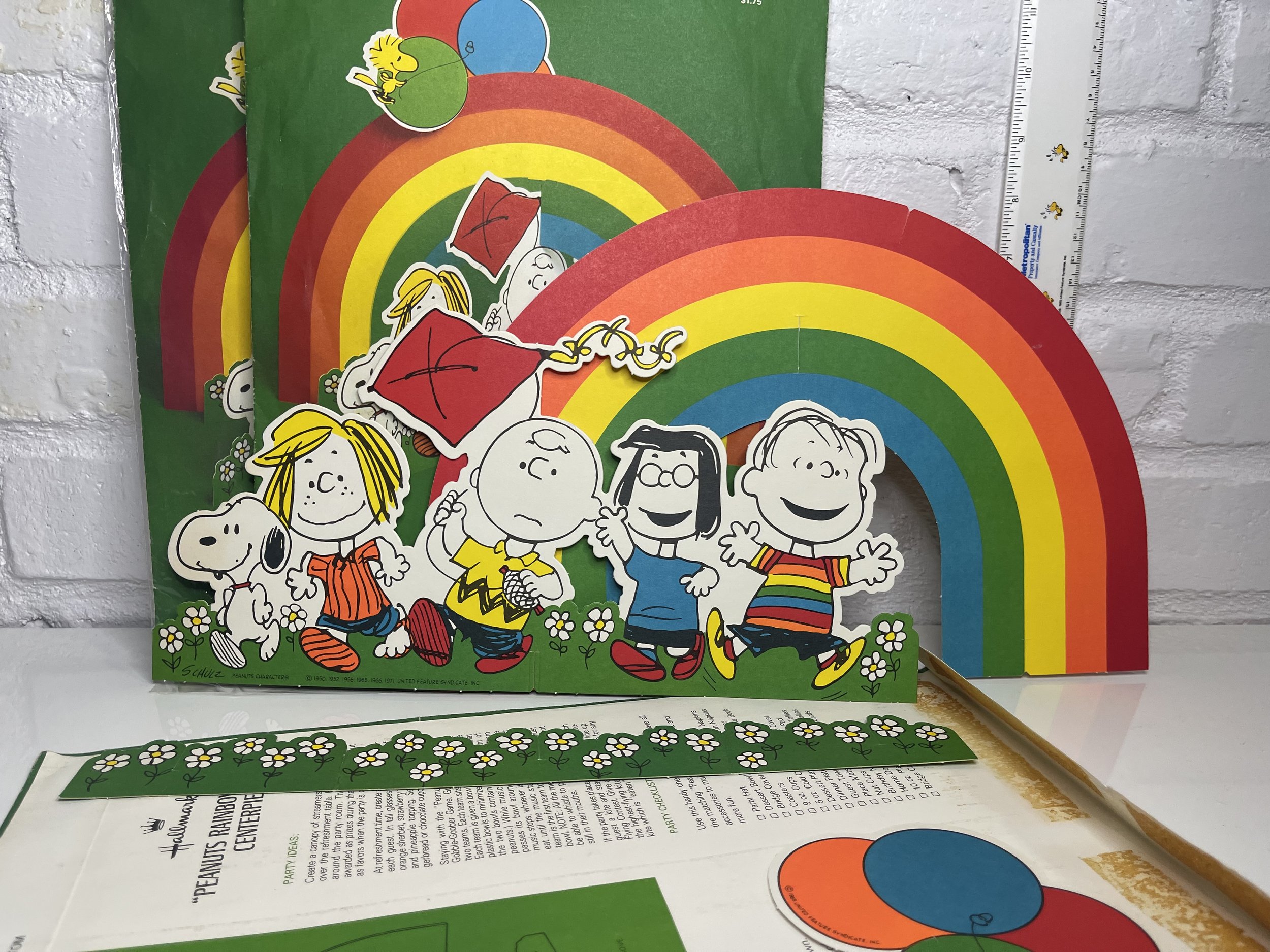 Peanut's Rain bow Party Hallmark Plans-a-Party Centerpiece