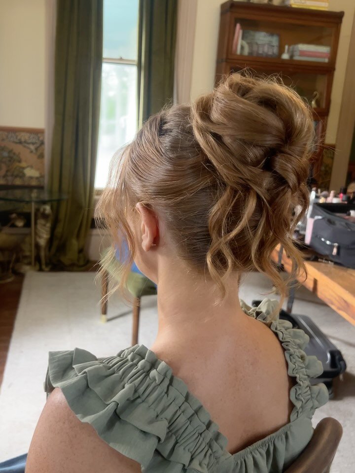 Loved how this bridal party came together on Saturday ✨
Swipe to see the bride 🤍

I don&rsquo;t get asked for super clean styles often(👀 pic 3), but ngl&hellip; I was into it.

Which one&rsquo;s your fave?

Hair for @lunabeauty_bridal 

#bridalhair