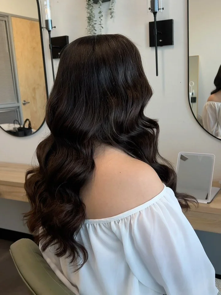 Styles I did this week ✨

1️⃣ Soft waves &ndash; my bride Mariah
2️⃣ Low clean bun &ndash; MOB
3️⃣ Romantic updo &ndash; bride Kaeley

All previews this week and honestly, I love this part of the process. It&rsquo;s where we test things out, fine-tun