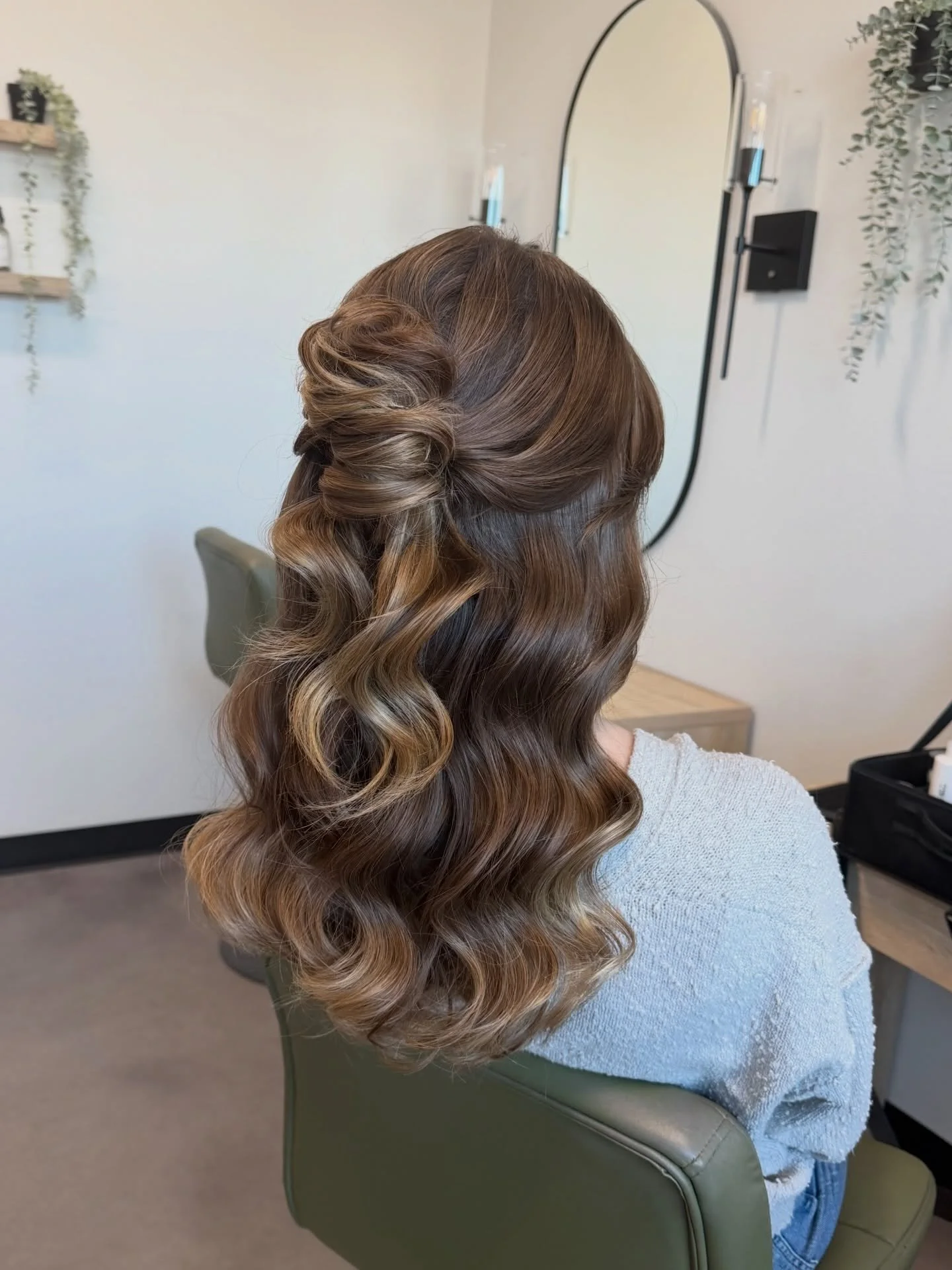 French twist half up that I&rsquo;m kinda obsessed with 🤍

If you&rsquo;re thinking about a half up for your wedding, save this for inspo! 

Hair for @valiandcobridal 

#austinhairstylists #atxhairstylist #bridalhairstyle #halfuphalfdownhairstyle #f