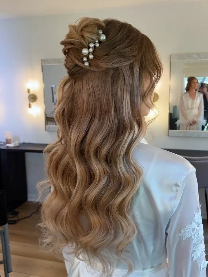 Half up is honestly the best of both worlds 🤍

You get the softness of wearing your hair down&hellip; without it being all in your face or in the way.

And the best part? It&rsquo;s not one-size-fits-all.
It can be sleek, textured, more romantic wha