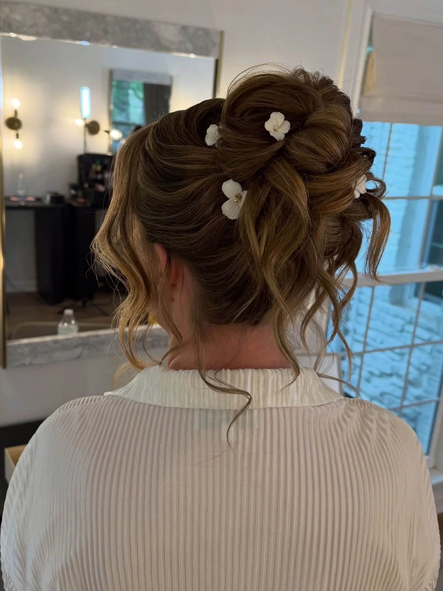 Sunday&rsquo;s bride Kaeley 🤍
this updo + her flowers accessories just made everything feel soft, effortless, and so her 😊

team @valiandcobridal 

#updohairstyles #atxhairstylist #austinhairstylists #bridalupdo #updoinspo