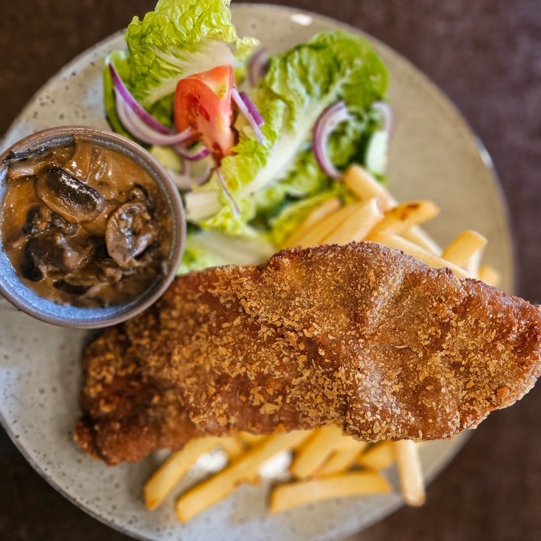 Heading to the Showdown tonight? Grab a schnitty before you jump on the tram. 

#southwarkhotel #southwarkpub #showdown #afl #adelaideoval #footy #pubs #pubsofadelaide #food #schnitty #familyrun #supportyourlocal #thebarton #adelaide #realpubfood #no
