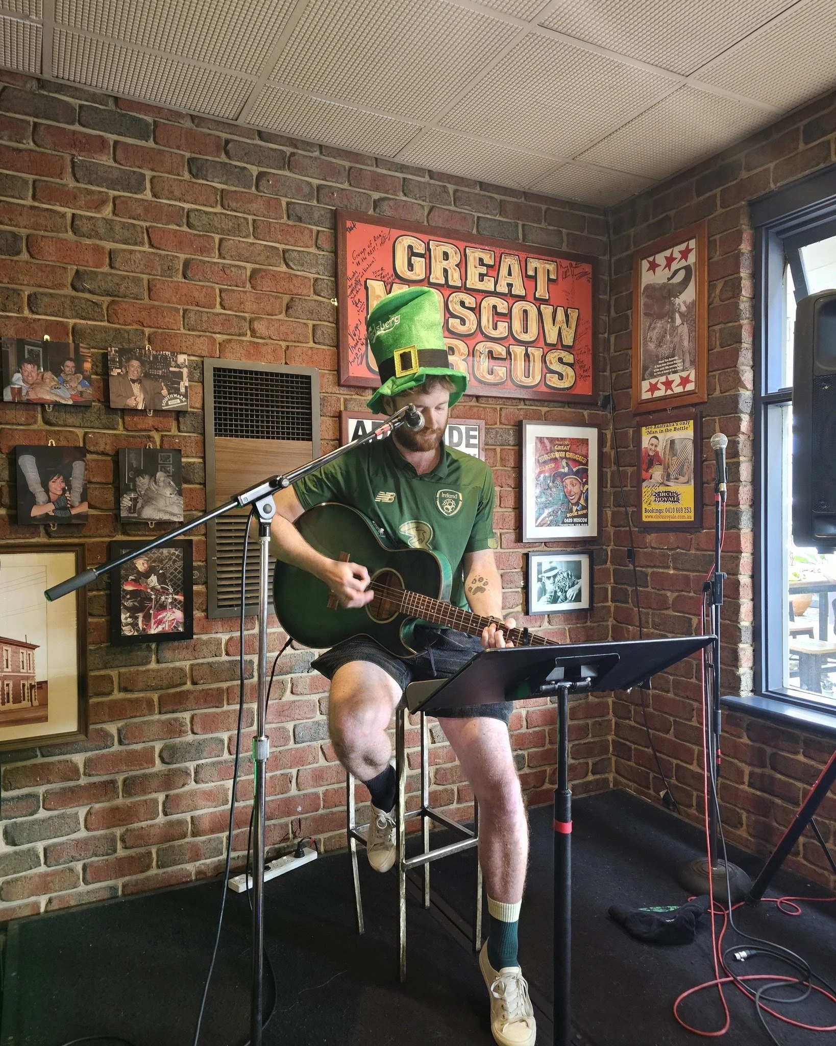 Our man @ffejcrosbie Jeff strumming a few Irish tunes this afternoon. #stpatsday #southwark #southwarkhotel