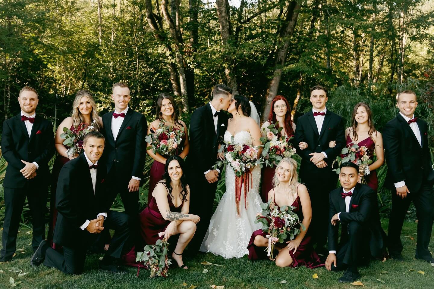 Love posing Big bridal groups! Such amazing colors! The bride and groom are so dear to my heart ❤️📸
.
@aspen.groom / @bgroomy4 
.
#elloruthie #ello #fypp #wedding #posing #posingexpert #elloruthiecollection #viralll #idahoweddingphotographer #oregon