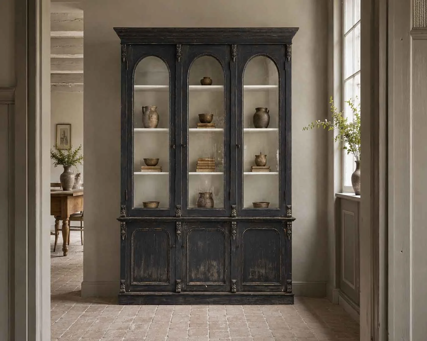 Vitrinenschrank Van — Massivpinie, antikschwarz, 200 × 50 × H 235 cm