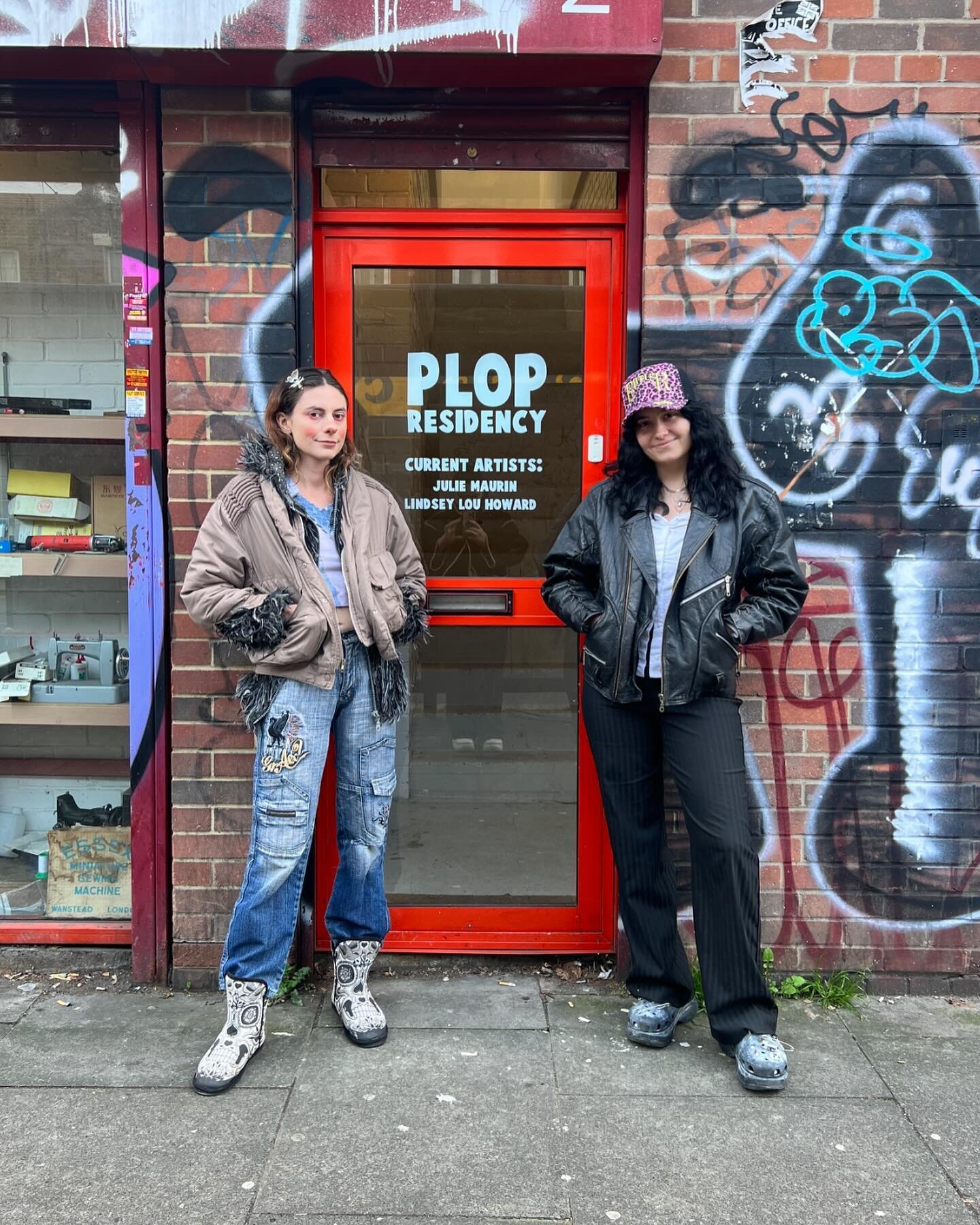 A snowy welcome to @lindseylouhoward and @me7usa as our December PLOP Residents! 💥

#plopresidency #artistresidency #artistinresidence #residency #plop #artist #londonresidency #plop #contemporarysculpture