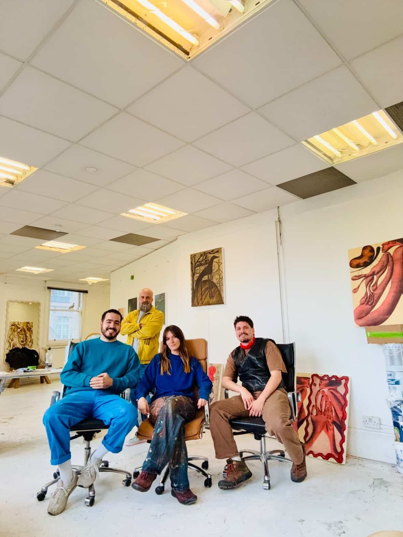 One of our amazing mentors @studiorjones visiting our residents earlier this month!

Join us tonight from 6-8 to celebrate @allyraepeeples @kevin__sabo and @samuelrrichardson ✨

📍 @thebombfactoryartfoundation, 103 Kingsway, Holborn

#Plop #London #O