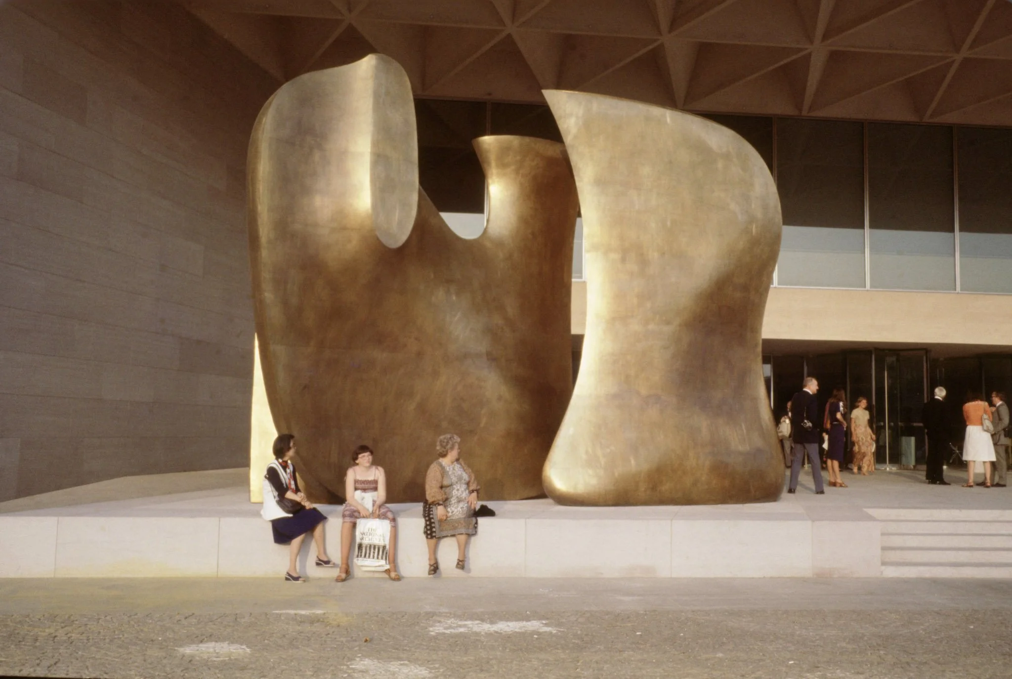 <u><a href="/artists/diana-walker"target="_blank">Diana Walker</a></u><p><i>Museum goers and Henry Moore’s “Knife Edge Mirror Two Piece...</i>, 1978</p>