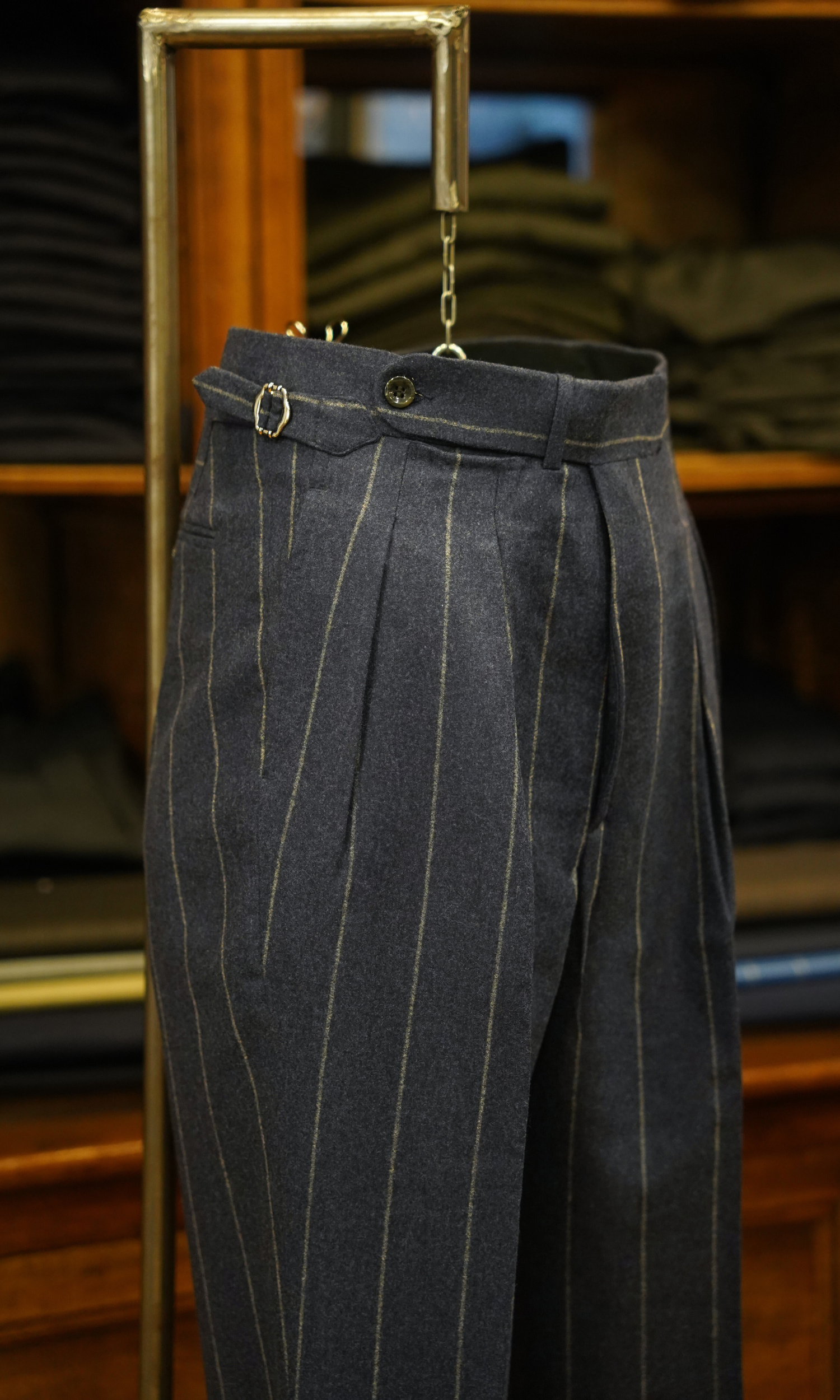 (Taille 38) Pantalon en flanelle légère marine à rayures