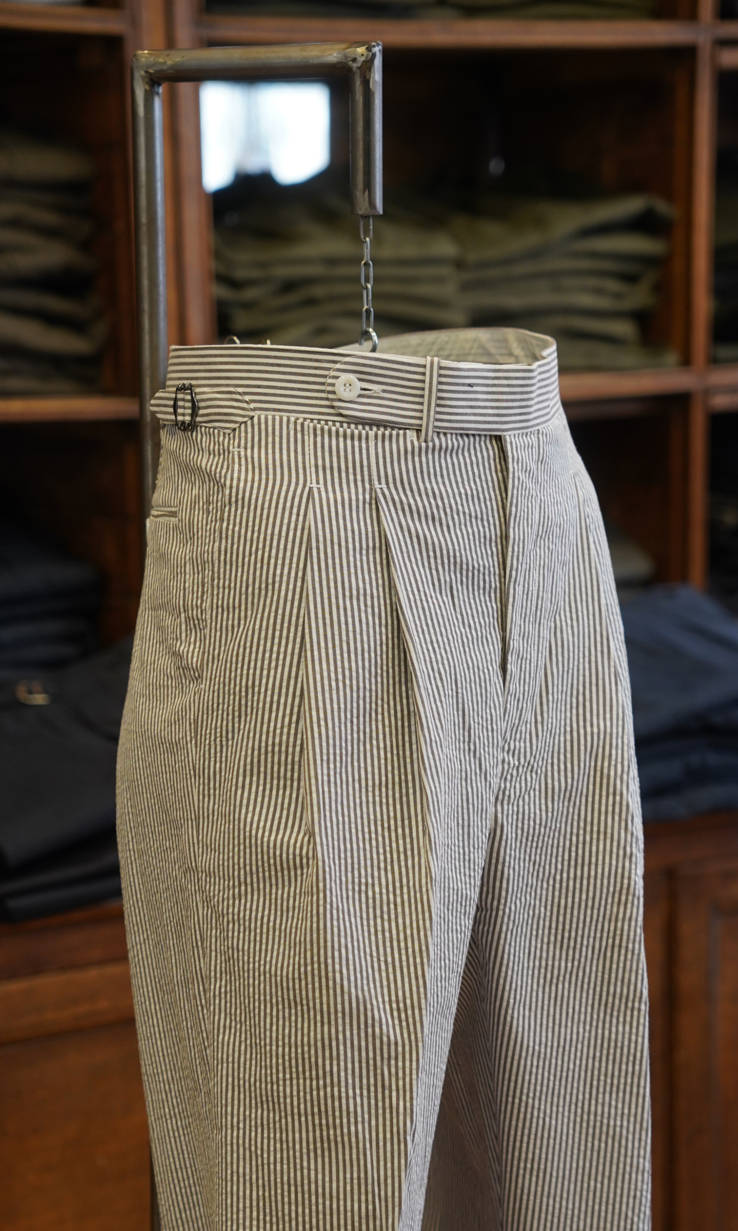 Pantalon en coton seersucker blanc et gris