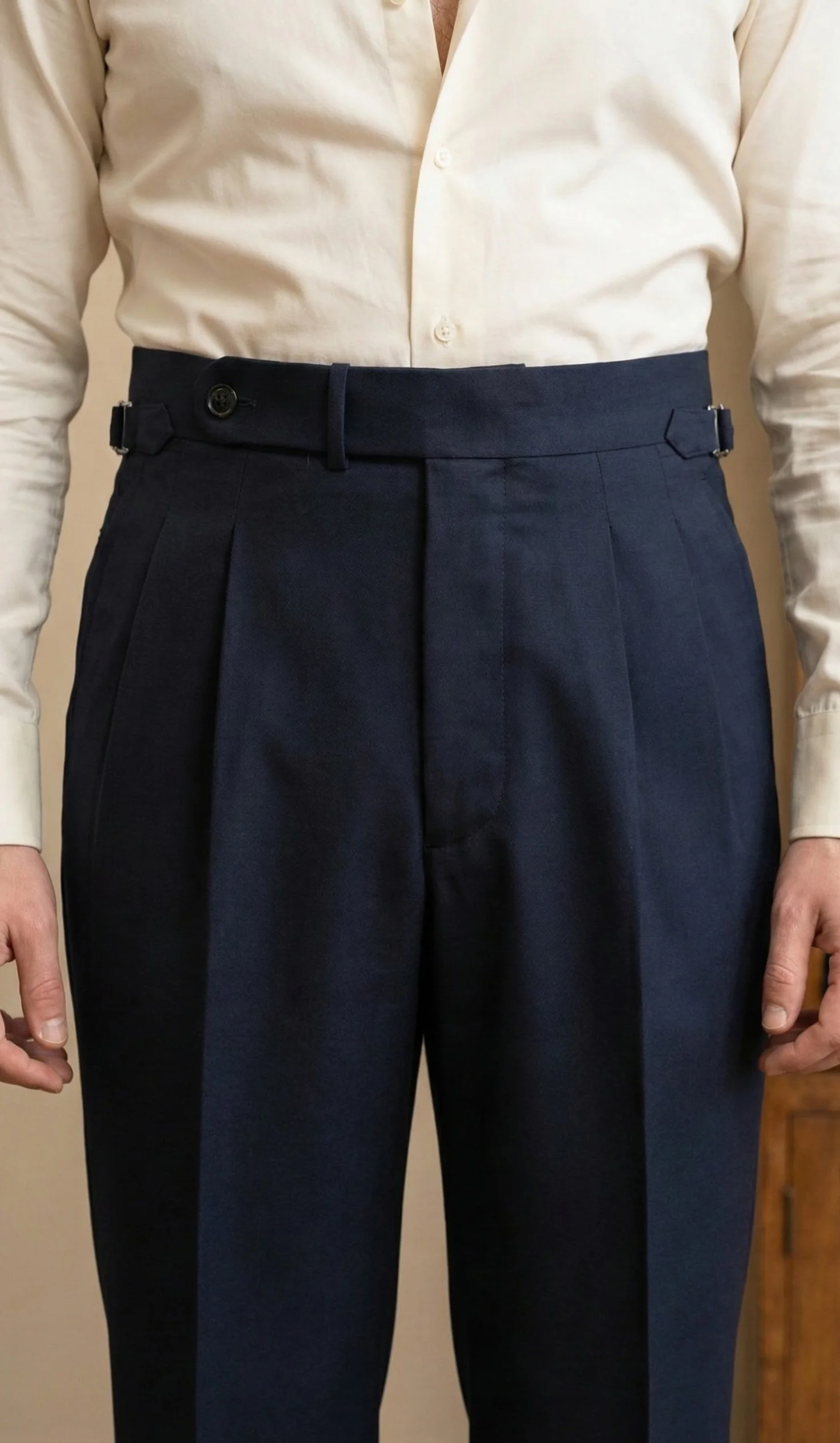 Pantalon marine en laine à ajusteurs