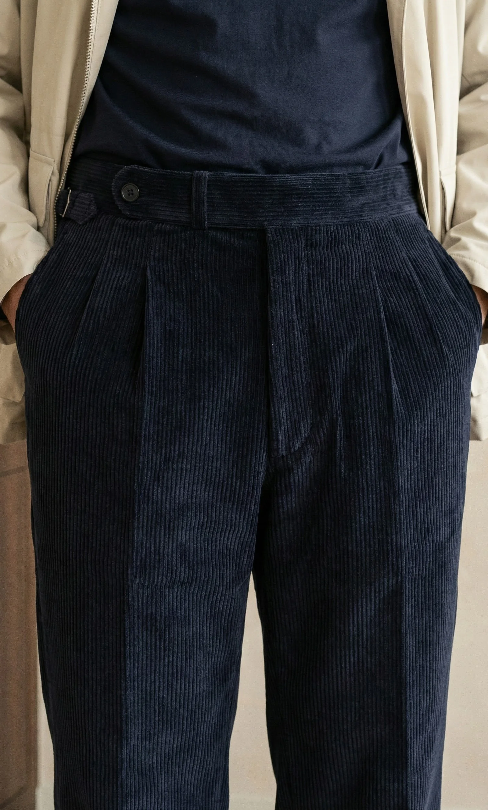 Pantalon ajusteurs en velours bleu marine