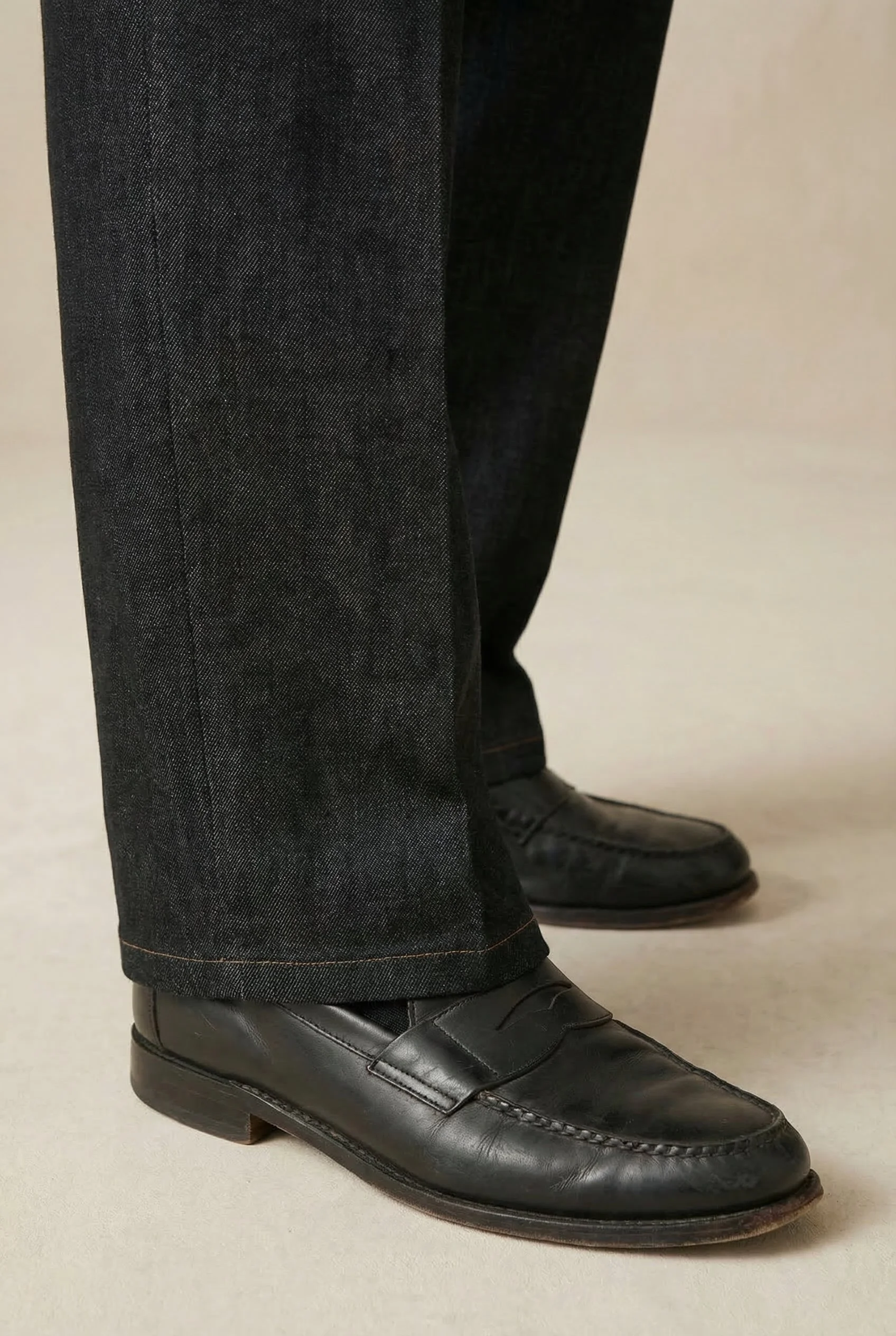 Pantalon ajusteurs en denim noir à surpiqûres orange