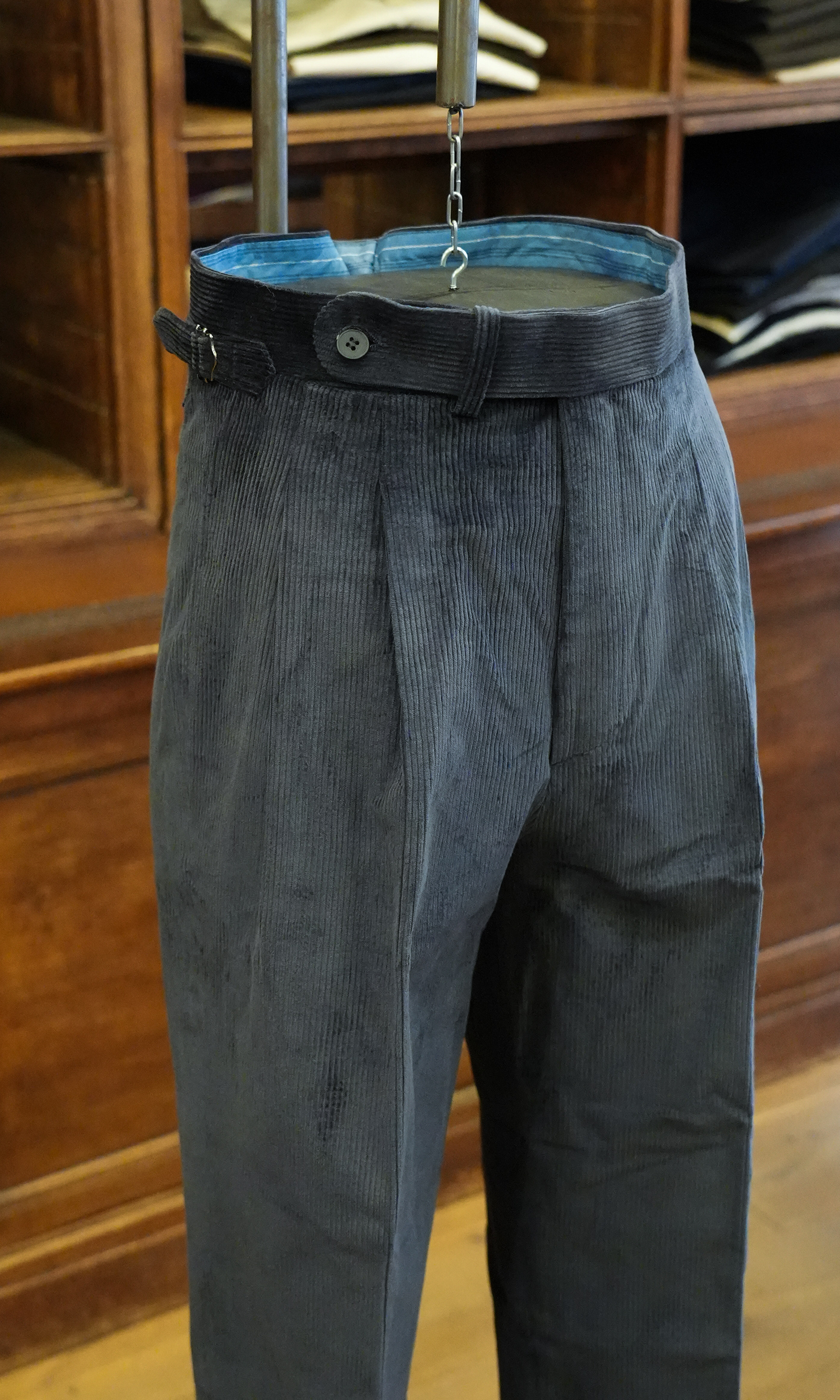 Pantalon ajusteurs en velours bleu acier