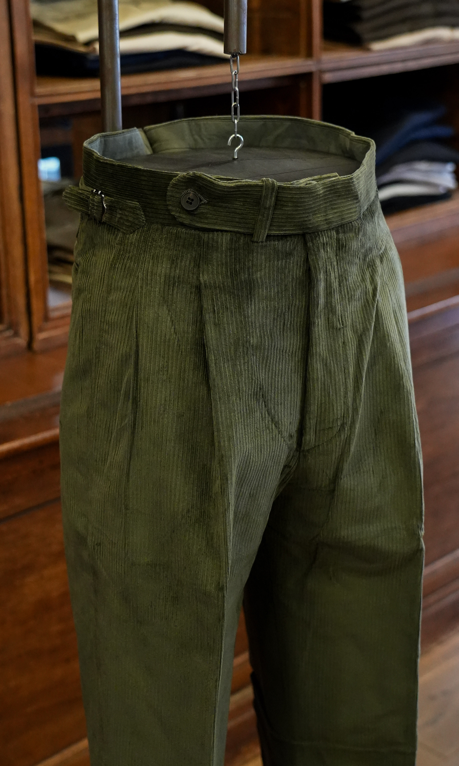 Pantalon ajusteurs en velours vert