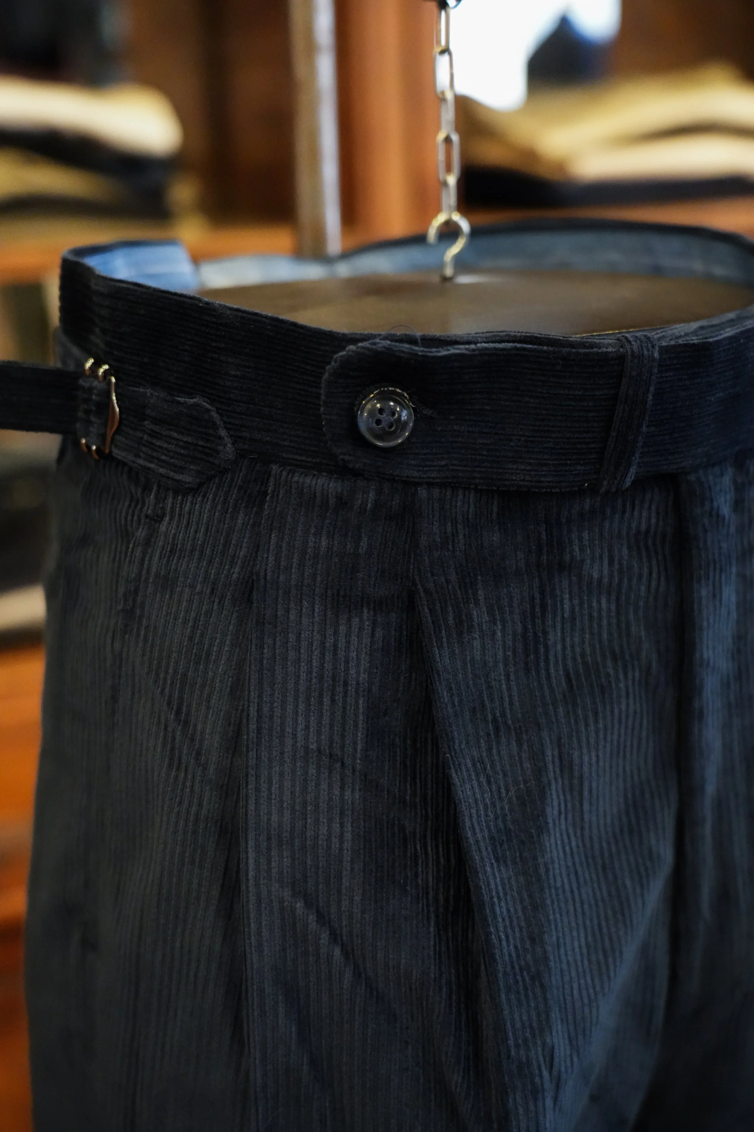 Pantalon ajusteurs en velours bleu roi