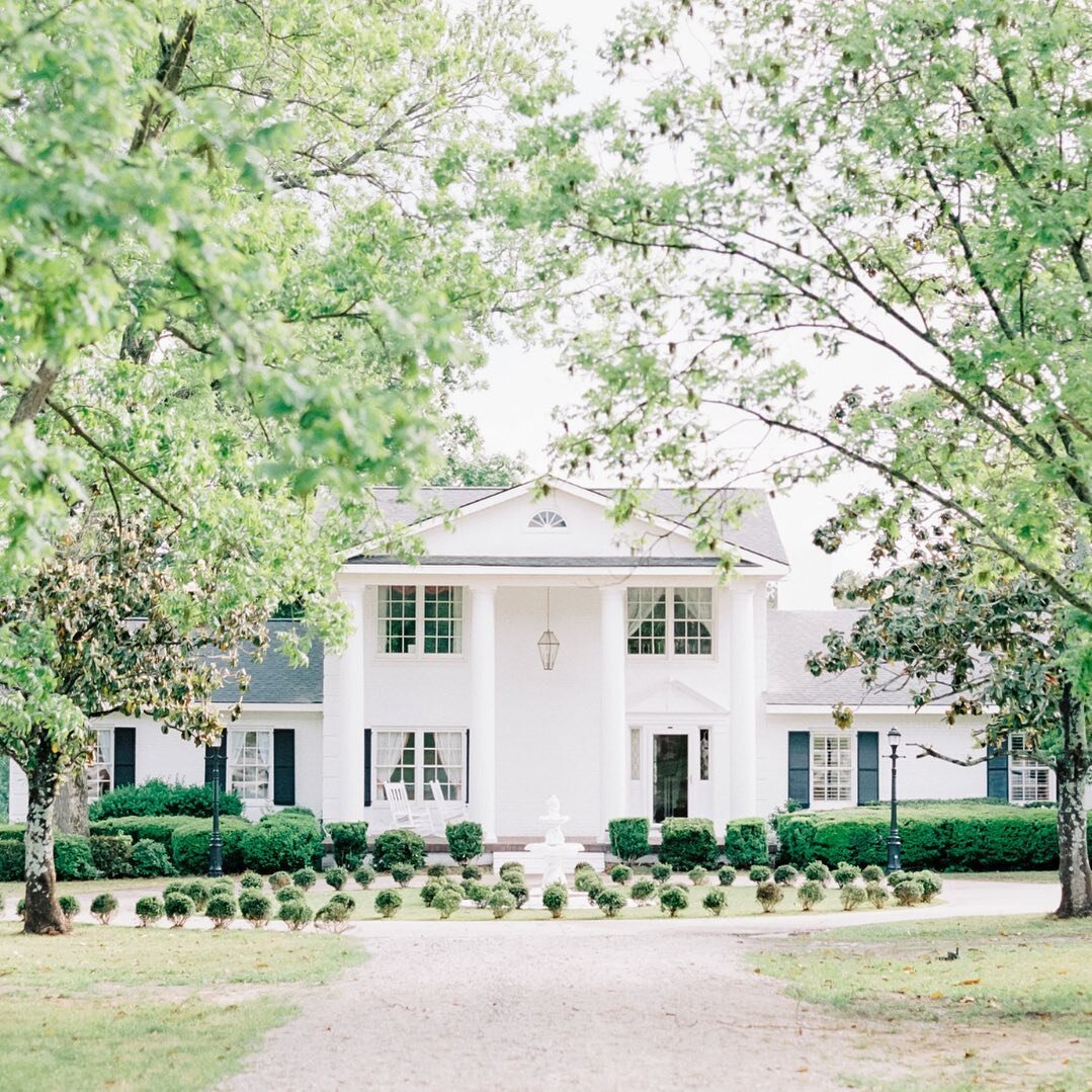 ✨It&rsquo;s giving grace✨

This 1970&rsquo;s house was built to mirror the old house in the movie &quot;Gone With The Wind.&quot; The property, along with the reception hall, was used in the past as a large antique store. Today, this property functi
