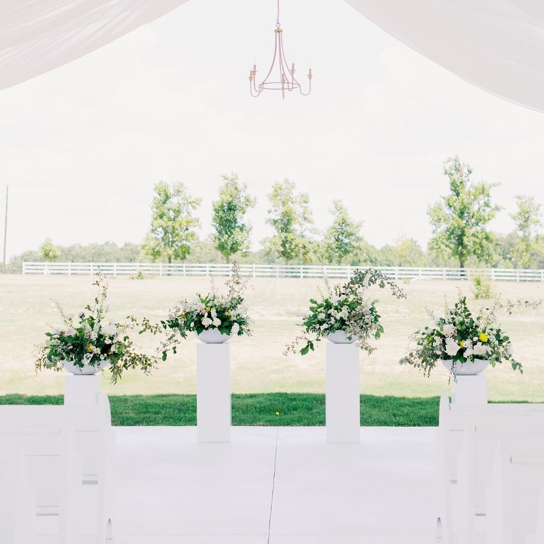 Our open air chapel is simply angelic😍😍

This location features gorgeous white drapery, pretty florals, and a perfect 
view to say &ldquo;I do.&rdquo;

Visit our website to view more of our beautiful location sites and book a 
tour!😍

www.the