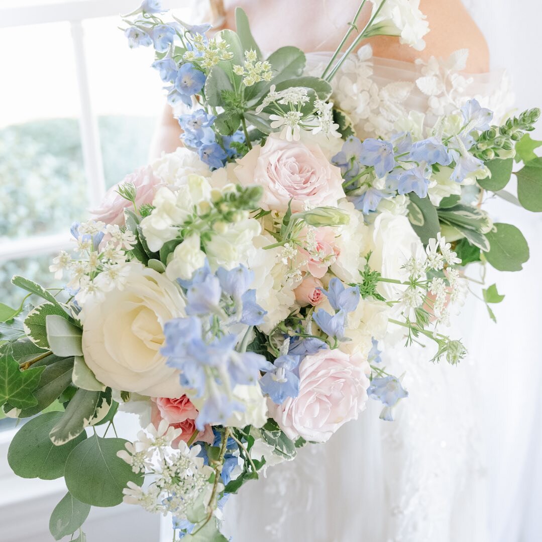 Spring is here and so are all of the pretty florals! Pastels combined with the white ceremony sites gives it the whimsical feel a bride dreams of on her big day. 

Ready to get started? Schedule a tour with us!

www.thegracewoodmanor.com

Photograph