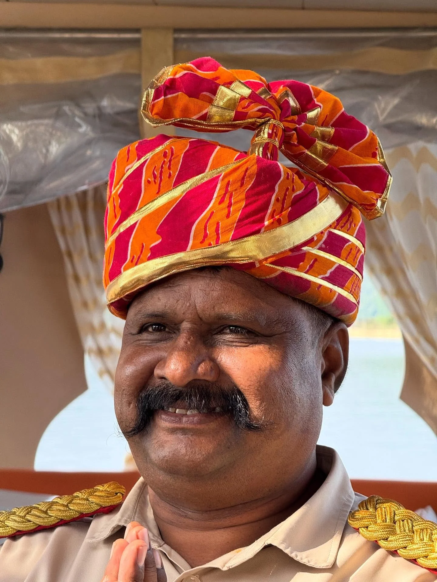 The arrival @theleelapalaceudaipur is peaceful - a boat ride across Lake Pichola, where you are met by friendly faces and blessings at the Shiva temple
.
.
.
#india #udaipur #travelbyboat #useyourpassport #facesofindia #waterstonecollection #letusins