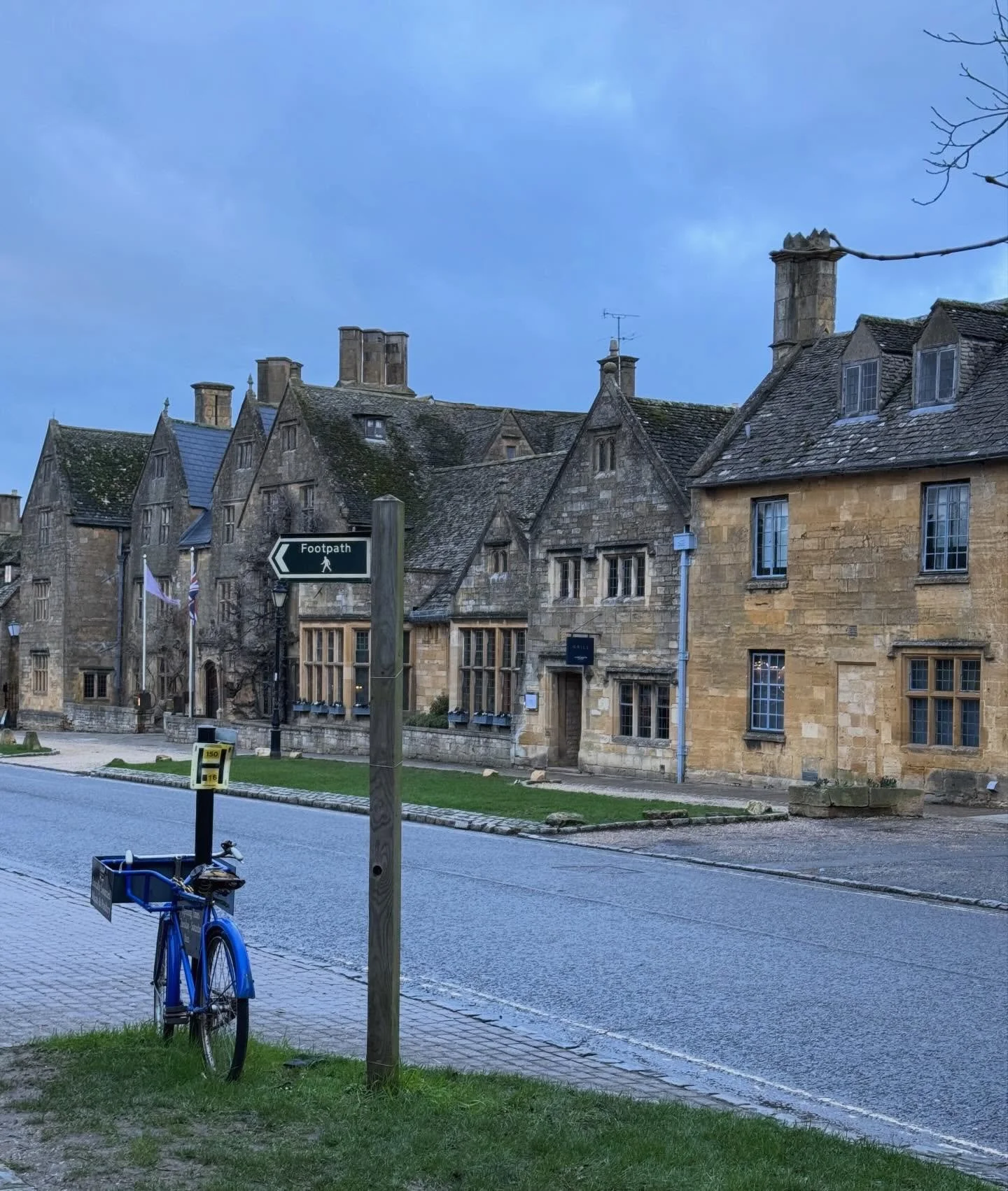 From London we headed to the Cotswolds and drove past fields of sheep and through charming villages
.
.
.
#cotswolds #sheep #uk🇬🇧 #packyourumbrella
@selectedescapes 
@luxuryvacationsuk 
@heatherrobinsontravel