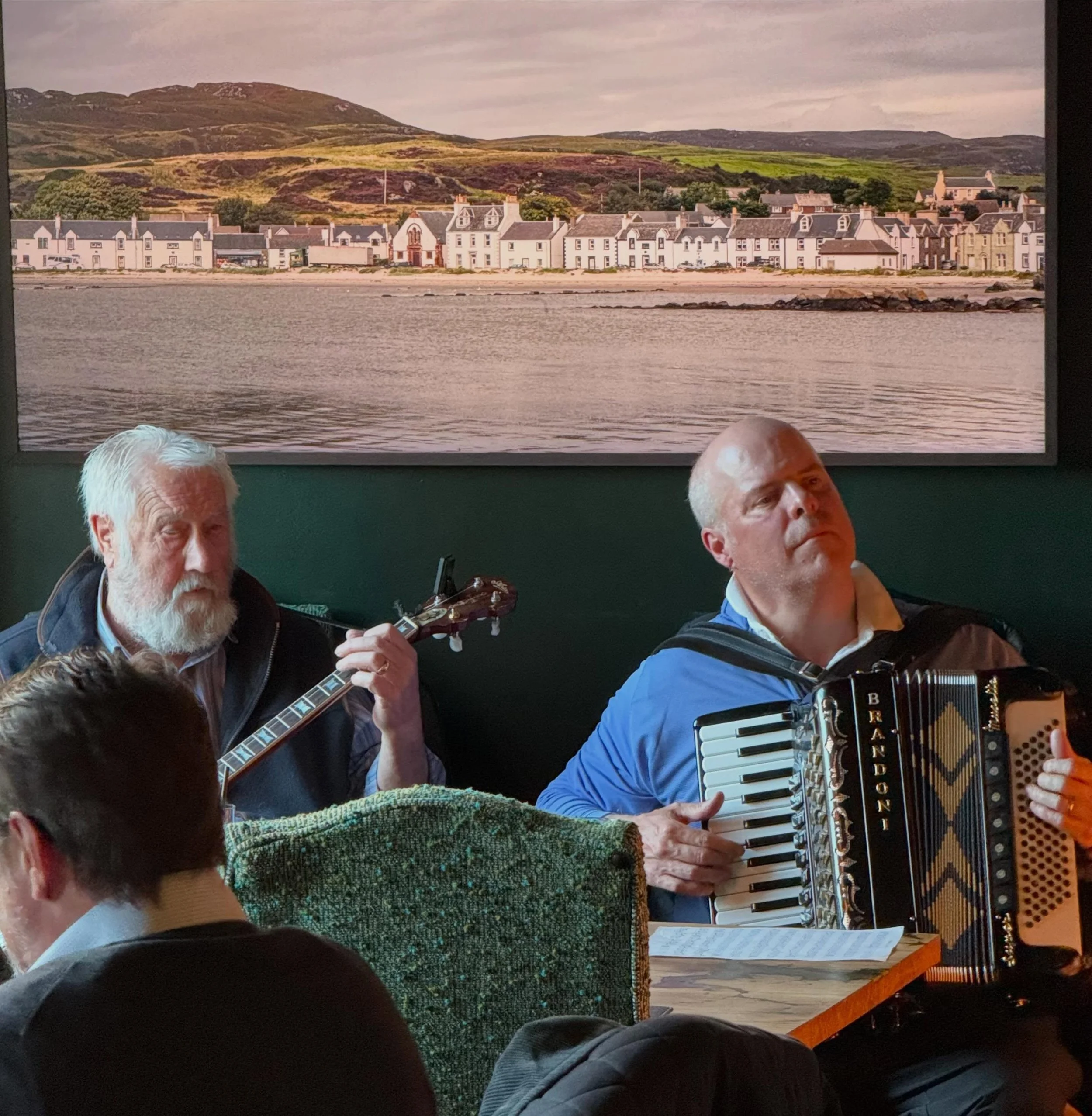 Thursday night at the Islay Bar 🎶
.
.
.
#islay🏴󠁧󠁢󠁳󠁣󠁴󠁿 #travelmore #useyourpassport #justgo
@ardbeghouseofficial 
@greatbritainandirelandtravel 
@heatherrobinsontravel