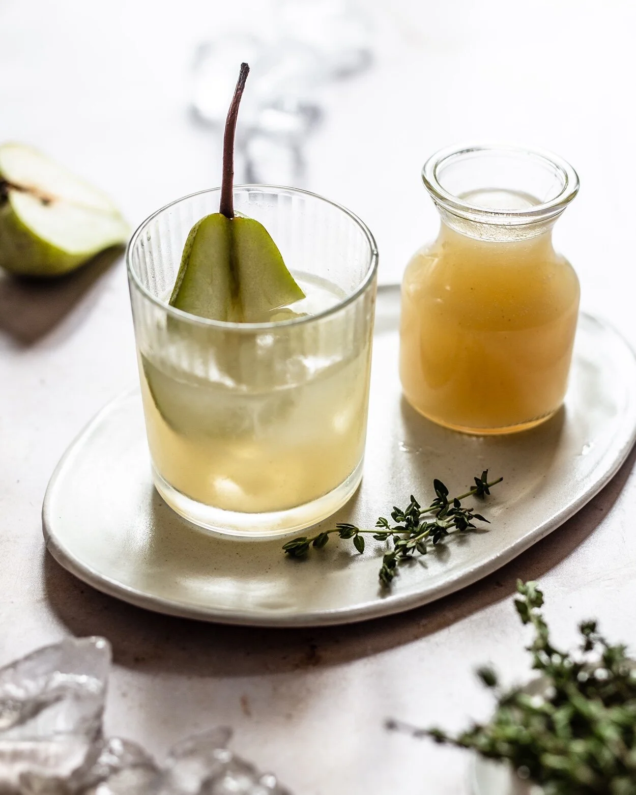 Aperitif mit Birnensaft und Thymian